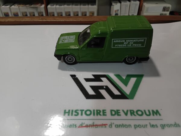 Miniature Solido 1/43 - Renault Express " Le Magazine International des Collectionneurs " Verte