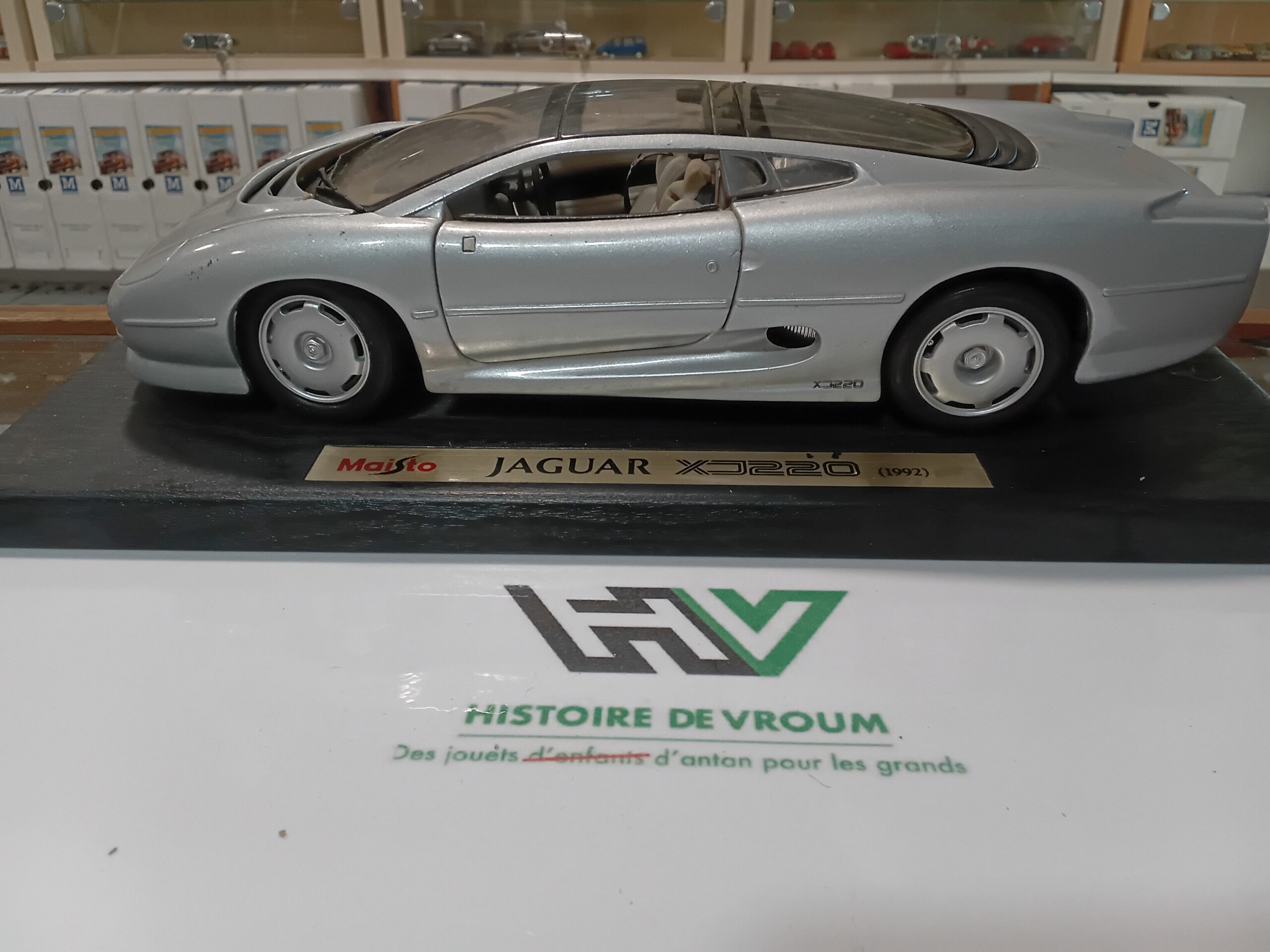 Jaguar XJ220 1992 1/18 Grise ( a restaurer aileron + retros )