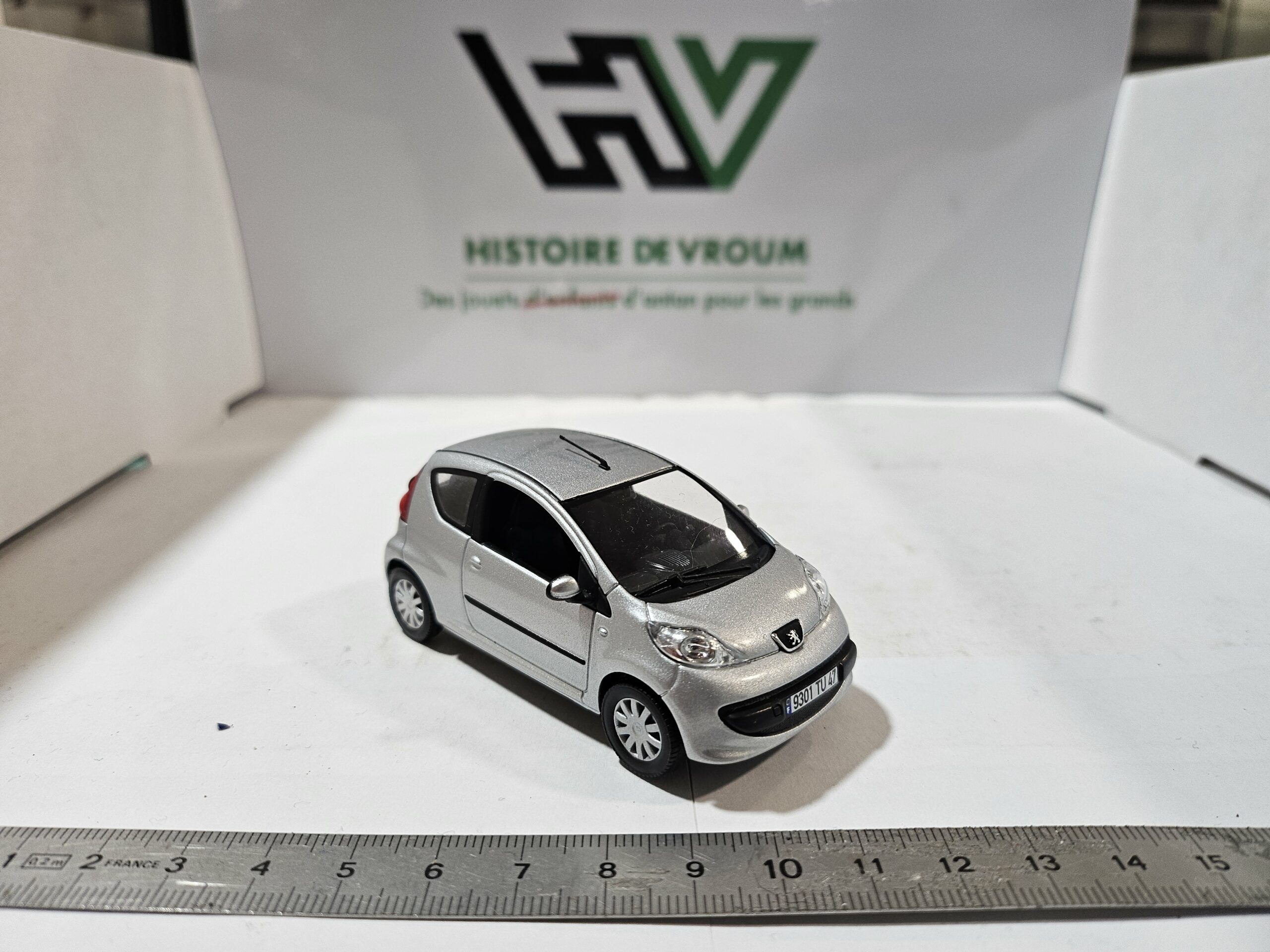 ✨ PEUGEOT 107 Gris Métal - Miniature NOREV 1/43 - Collection Citadine (Sous Vitrine) – Image 4