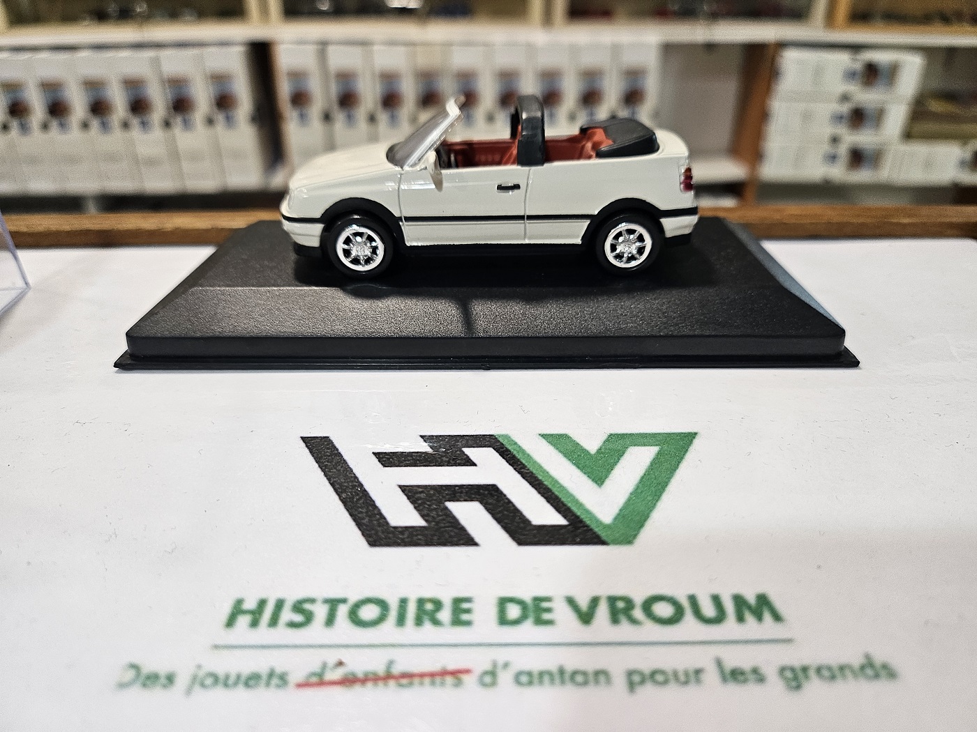 Miniature RARE VOLKSWAGEN GOLF III CABRIOLET (1993) 1/43 - NEWRAY - Blanc/Intérieur Bordeaux