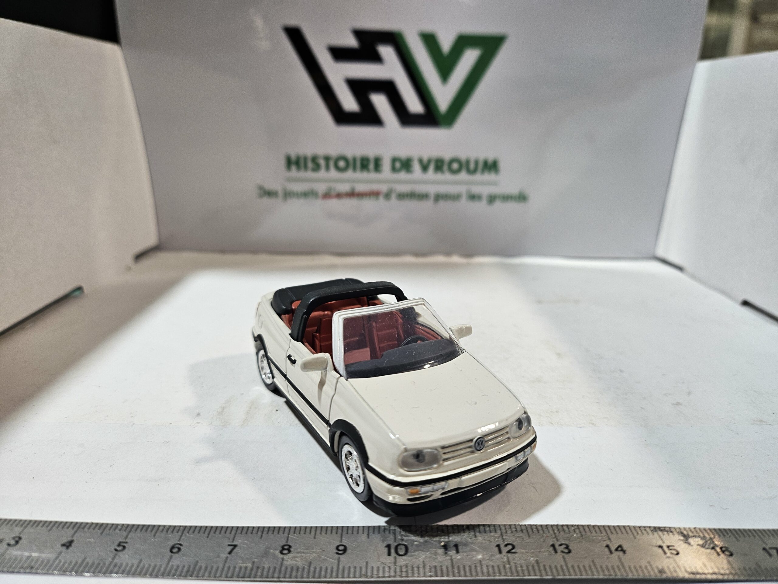 Miniature RARE VOLKSWAGEN GOLF III CABRIOLET (1993) 1/43 - NEWRAY - Blanc/Intérieur Bordeaux – Image 3