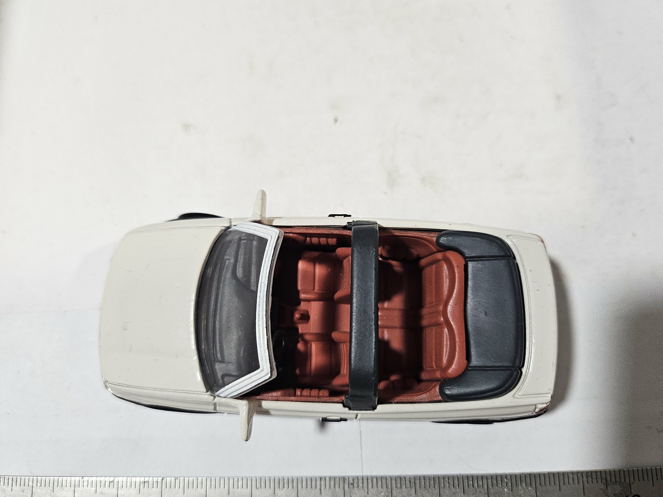 Miniature RARE VOLKSWAGEN GOLF III CABRIOLET (1993) 1/43 - NEWRAY - Blanc/Intérieur Bordeaux – Image 6