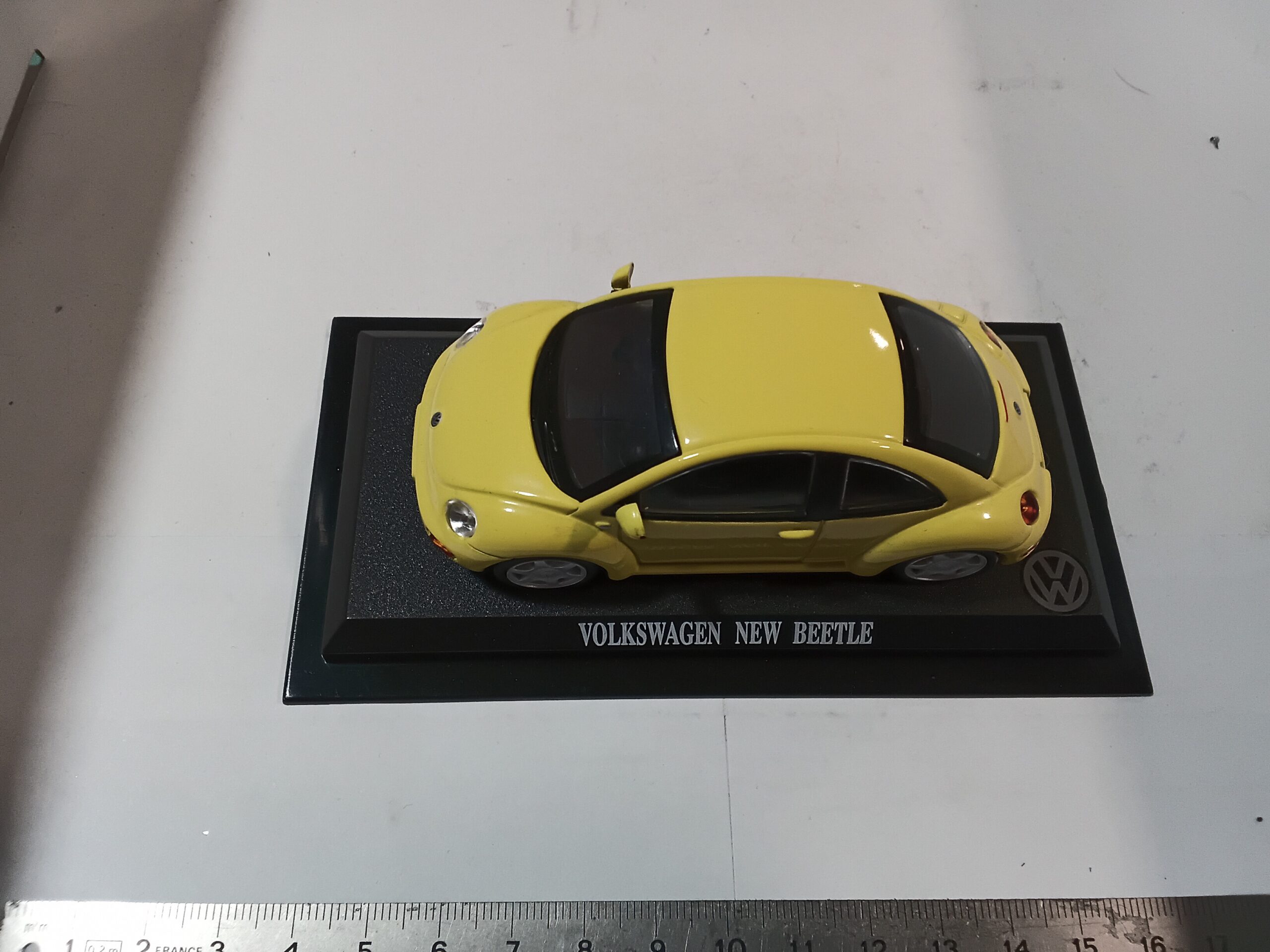 VW New Beetle Jaune 1/43 – Image 4