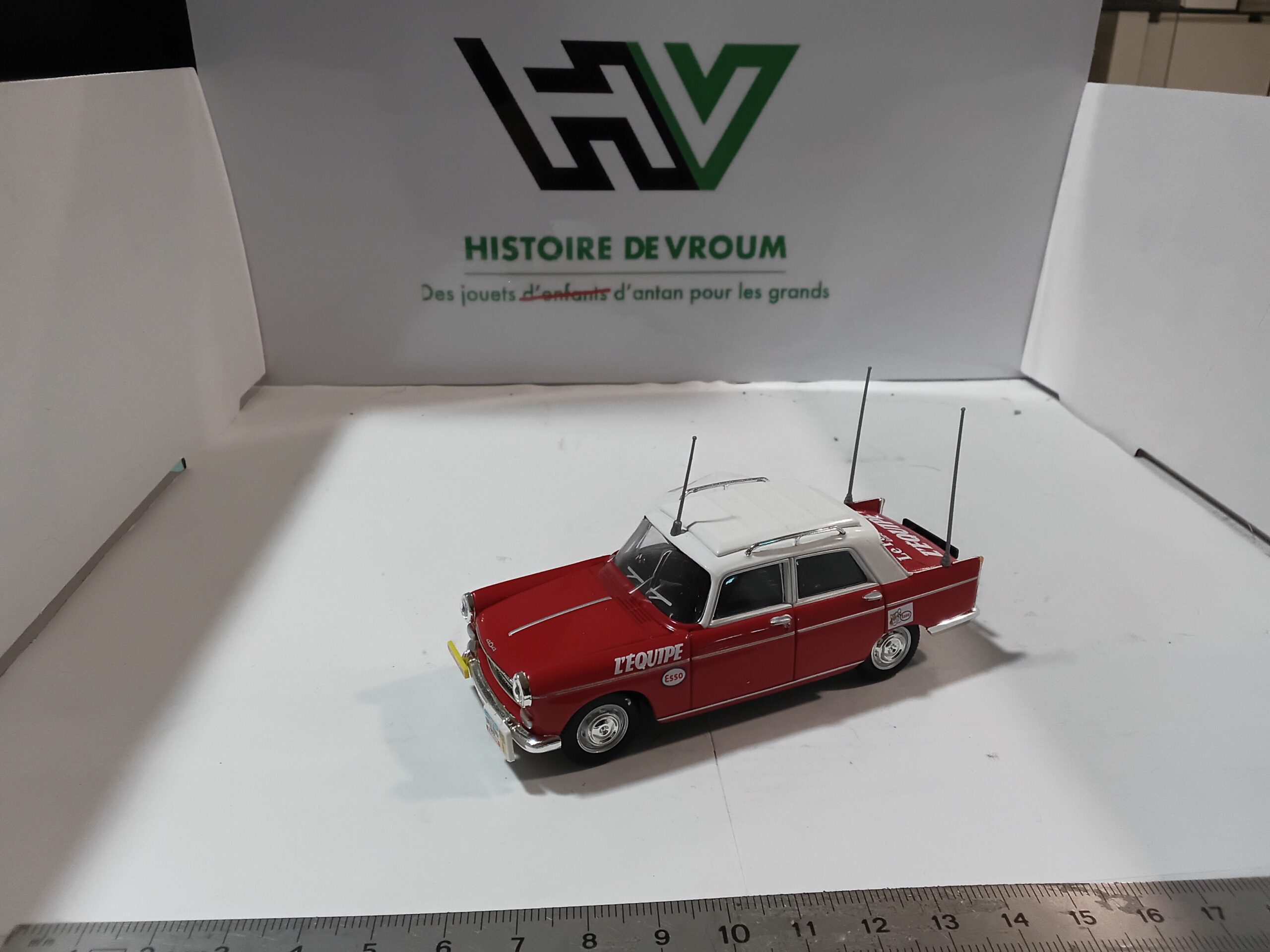Peugeot 404 L'Équipe Norev 1/43 Rouge – Image 7