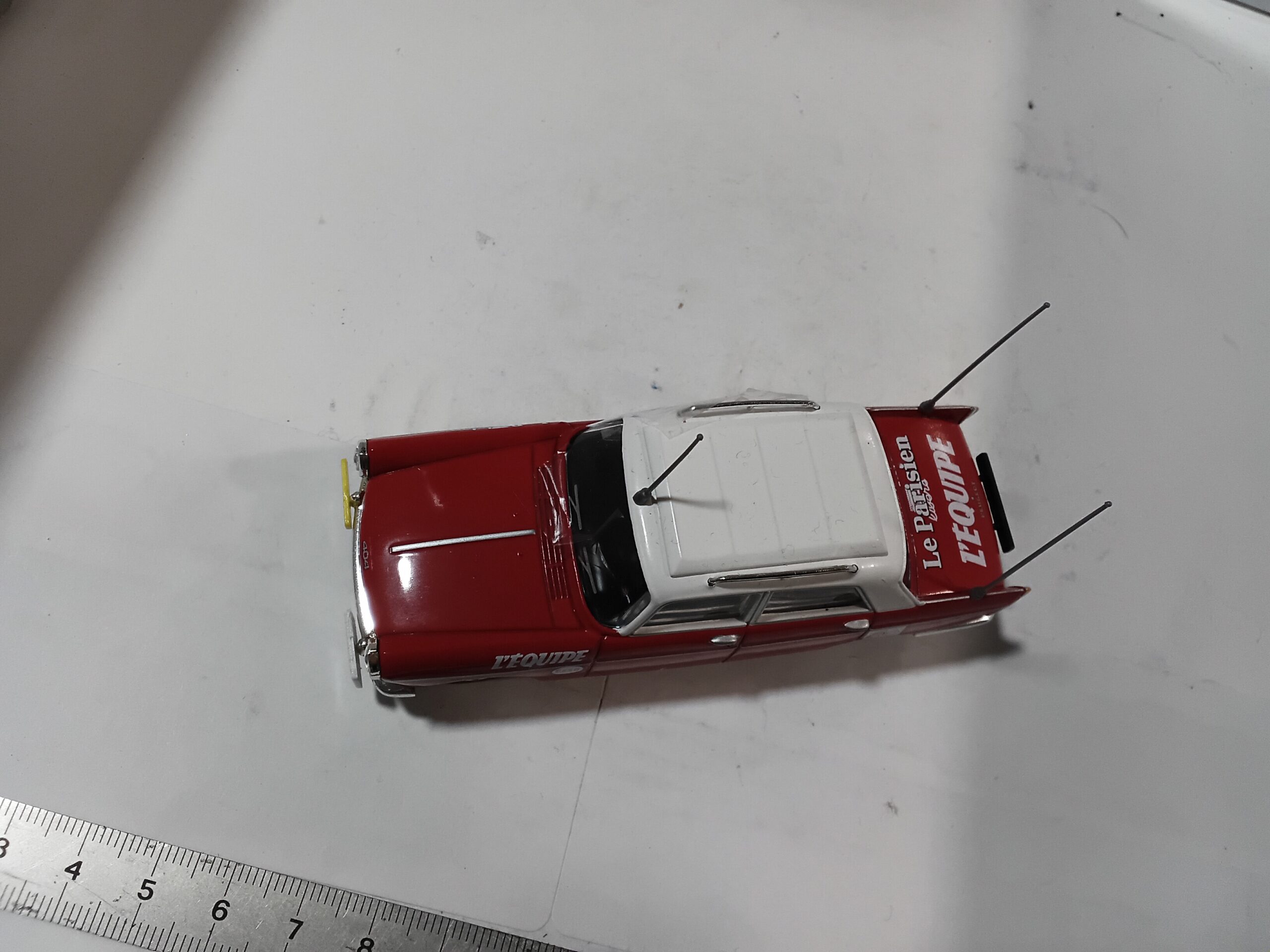 Peugeot 404 L'Équipe Norev 1/43 Rouge – Image 8