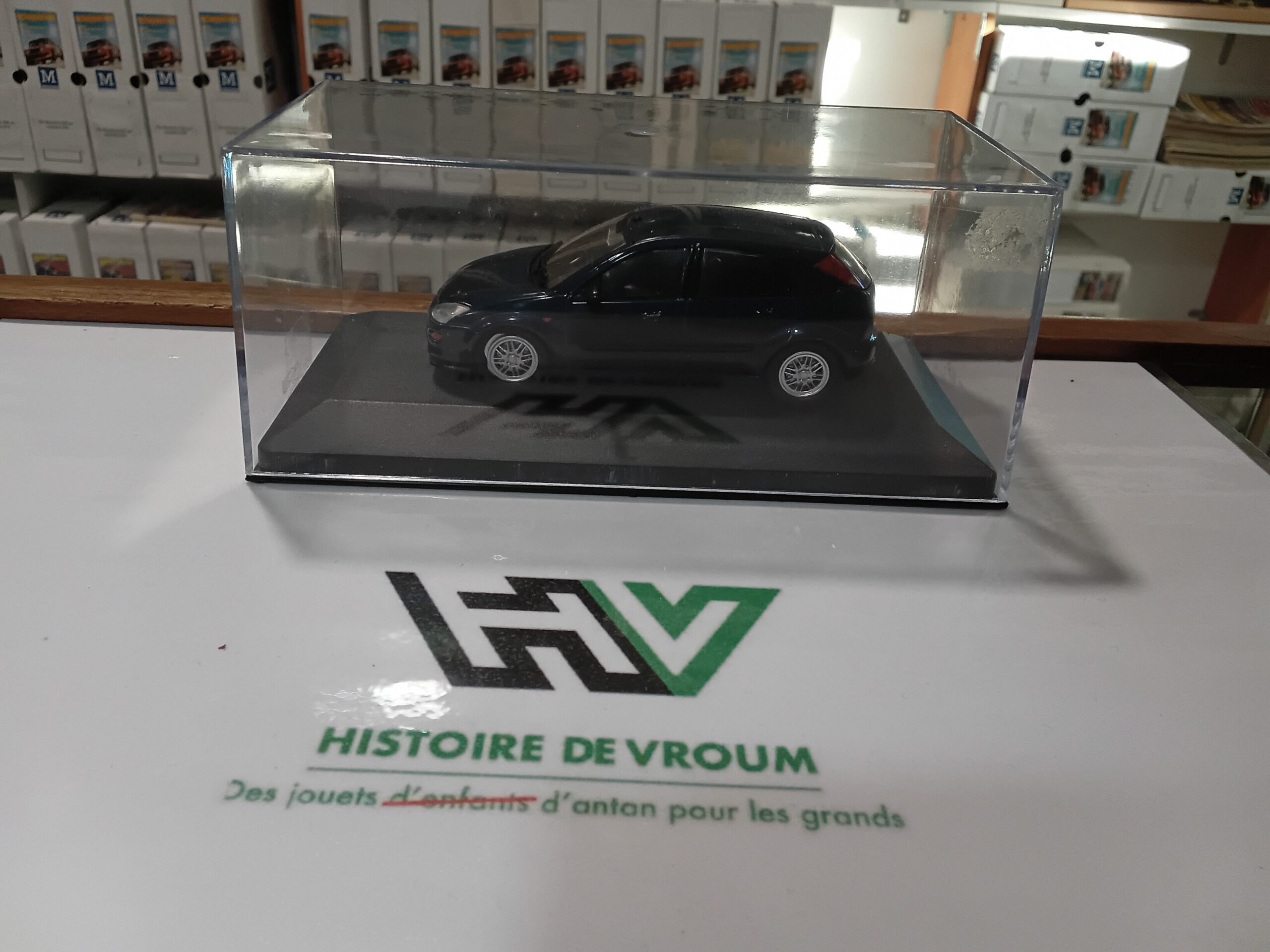 Ford Focus CLX 1/43 Bleu Foncé 1998 ( Manque rétro )