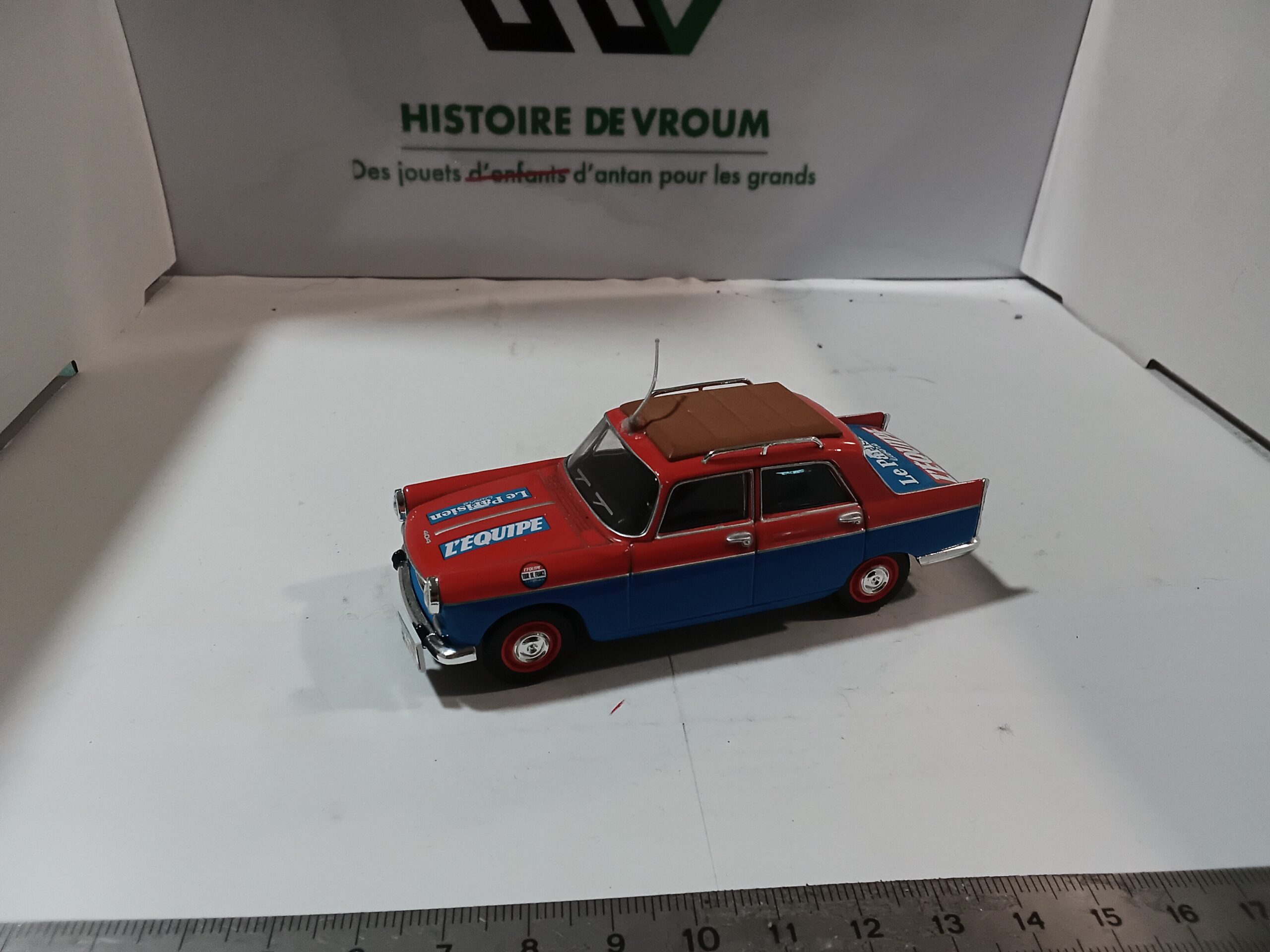 Peugeot 404 L'Équipe Norev 1/43 Rouge/Bleu – Image 5