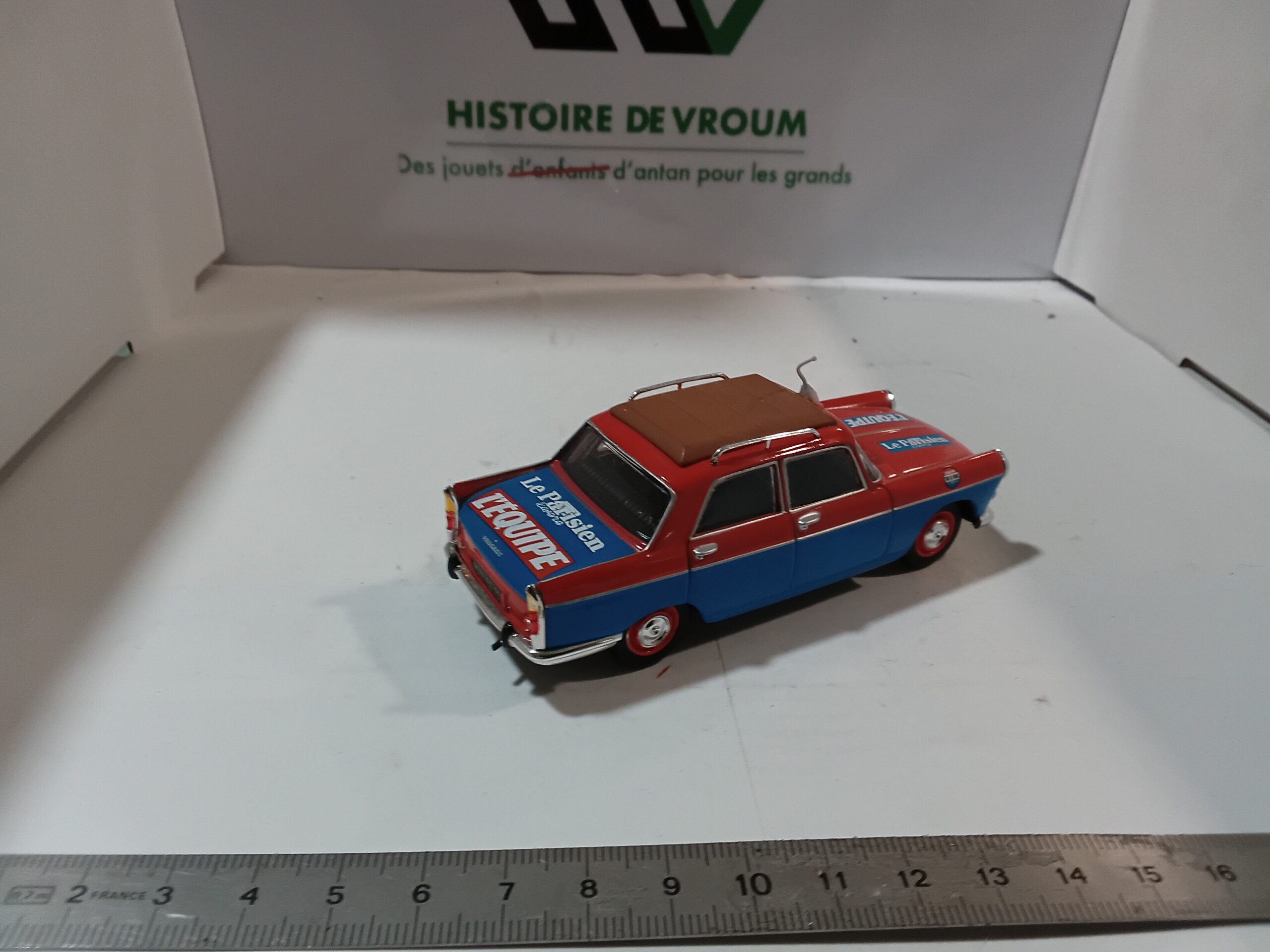 Peugeot 404 L'Équipe Norev 1/43 Rouge/Bleu – Image 6