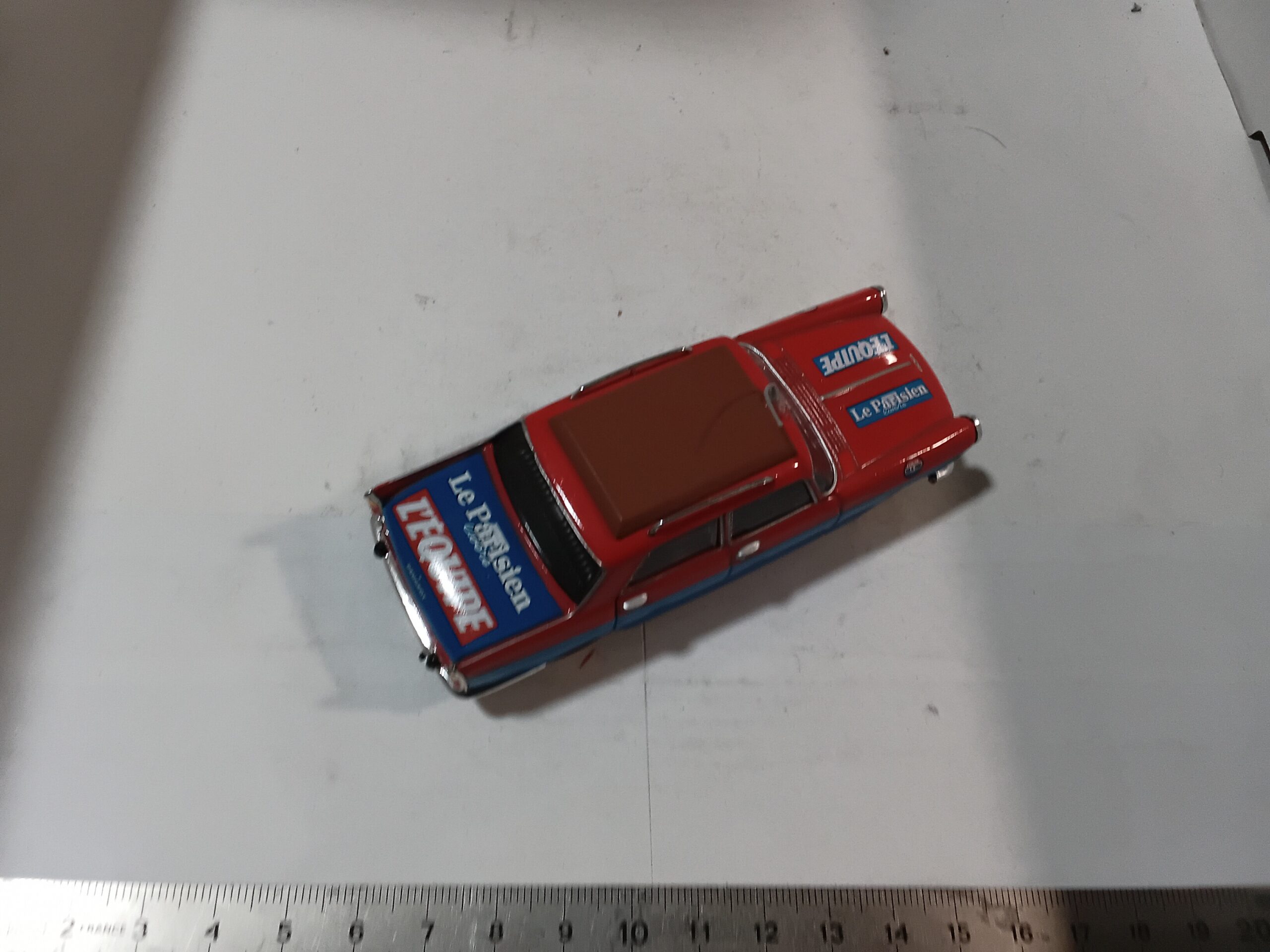 Peugeot 404 L'Équipe Norev 1/43 Rouge/Bleu – Image 7