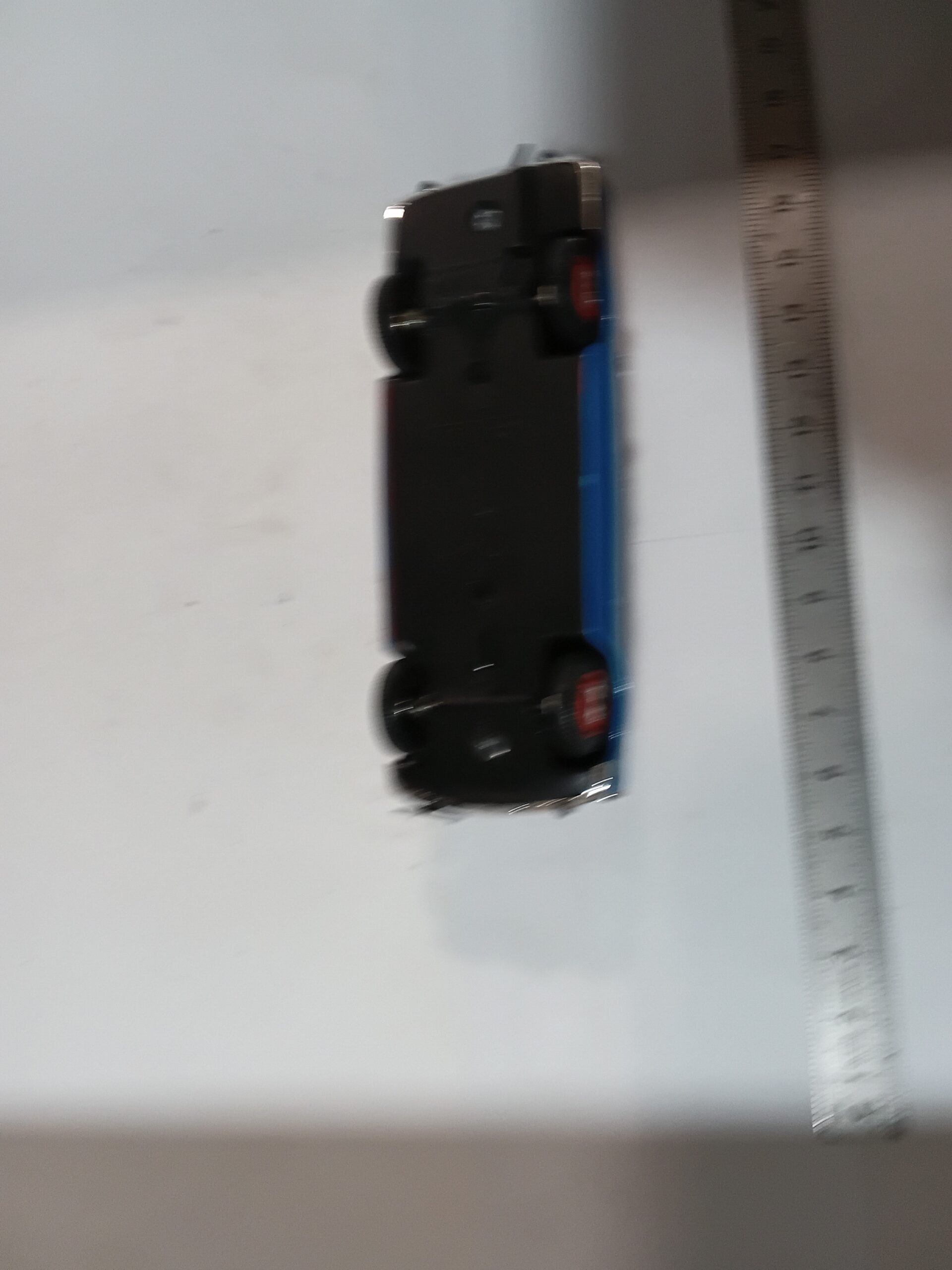 Peugeot 404 L'Équipe Norev 1/43 Rouge/Bleu – Image 8