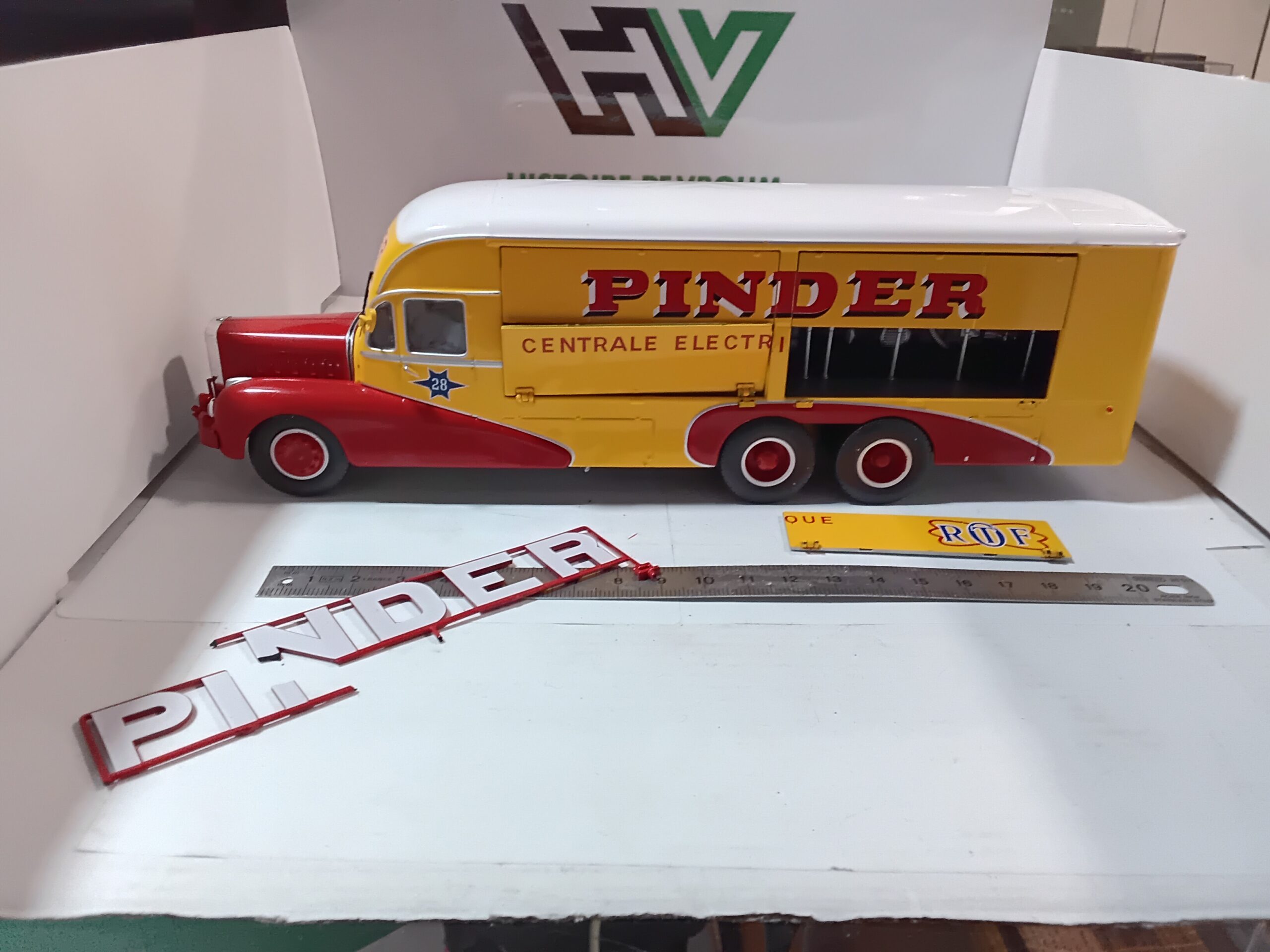 Camion Bernard - Cirque Pinder 1/43 Collection (à restaurer)
