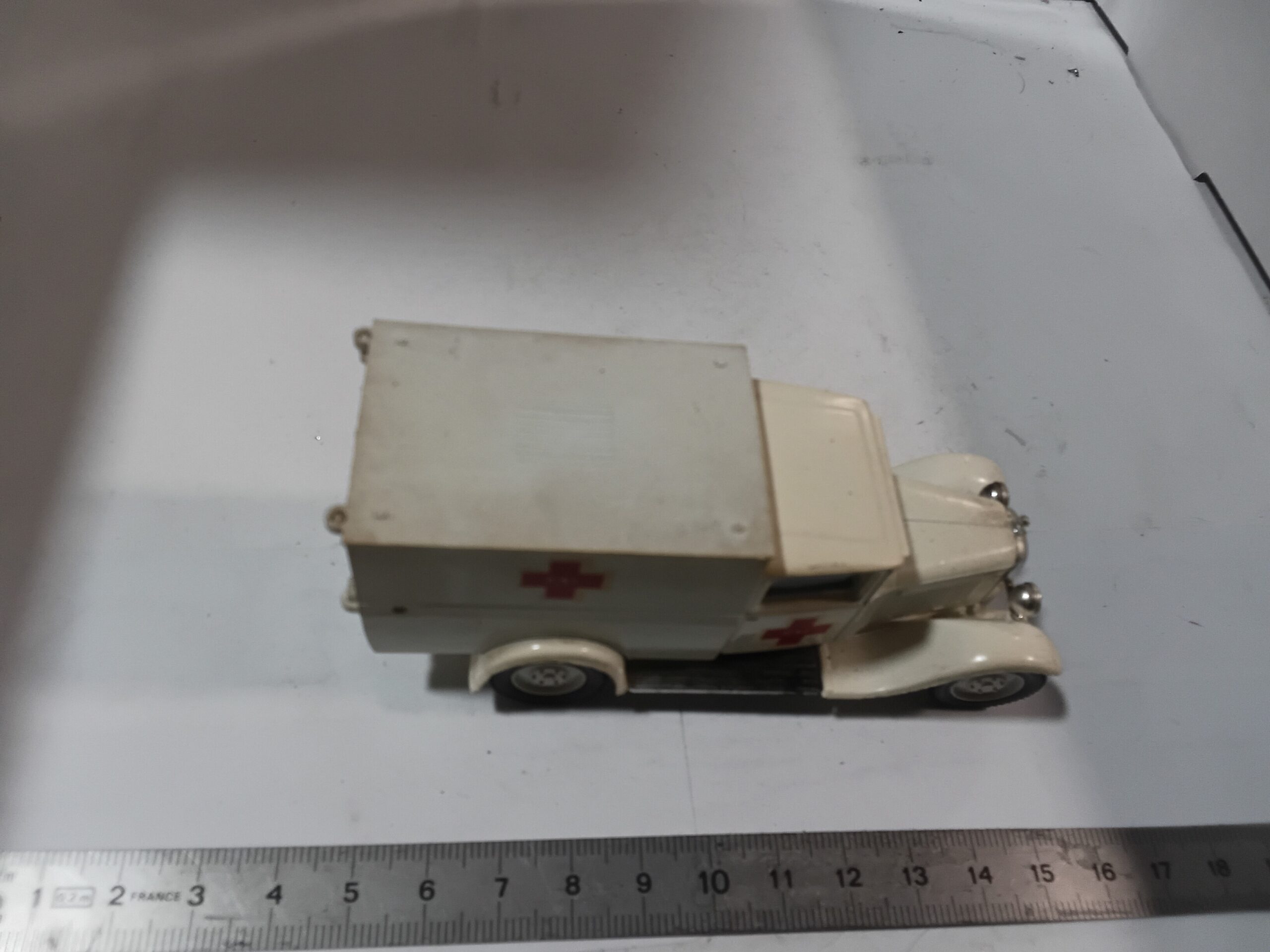 Citroën C4F 1930/50 Ambulance Solido 1/43 Blanche – Image 7