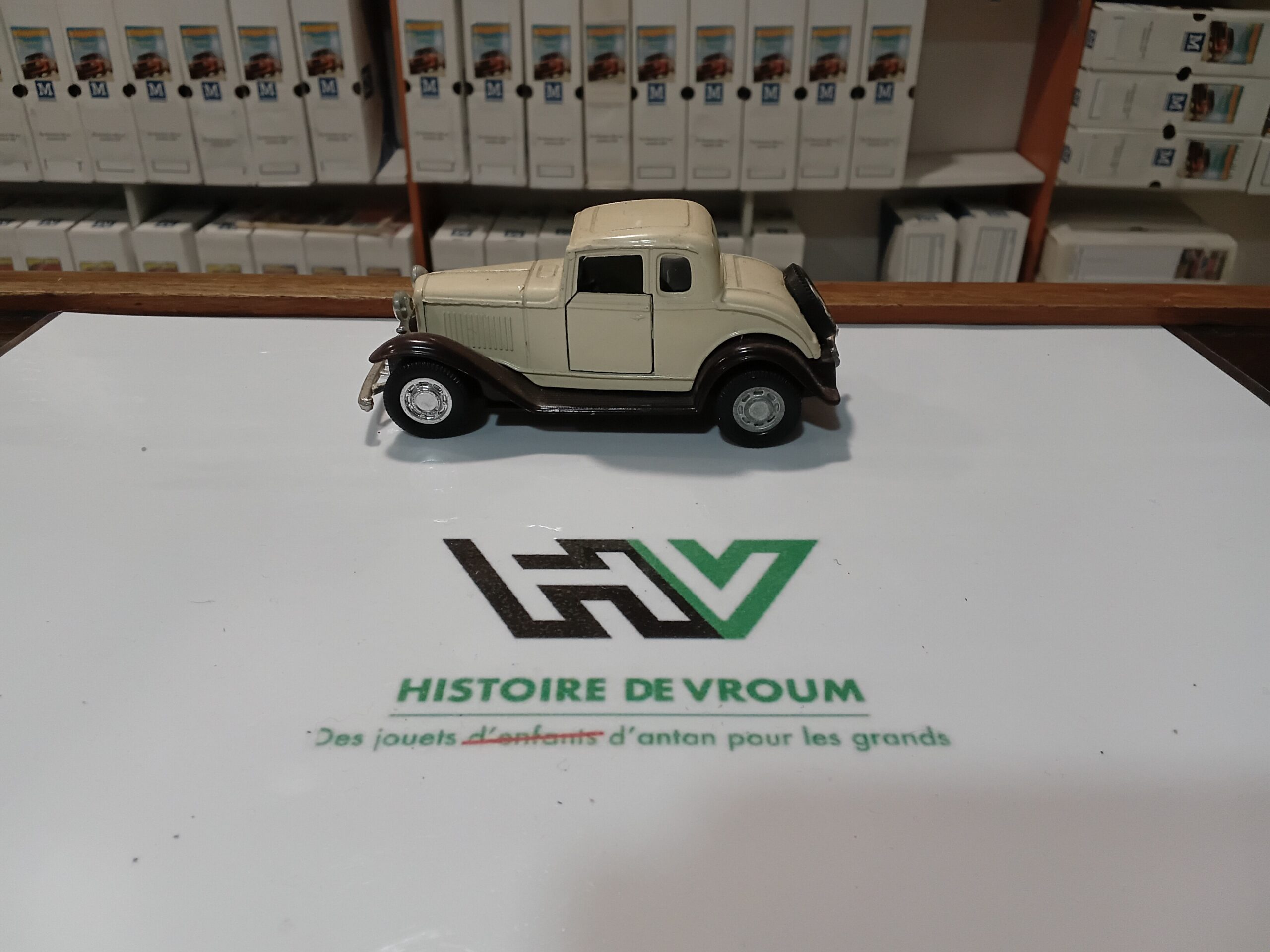 Ford Coupé 32 n°8501 Yatming Beige 1/43