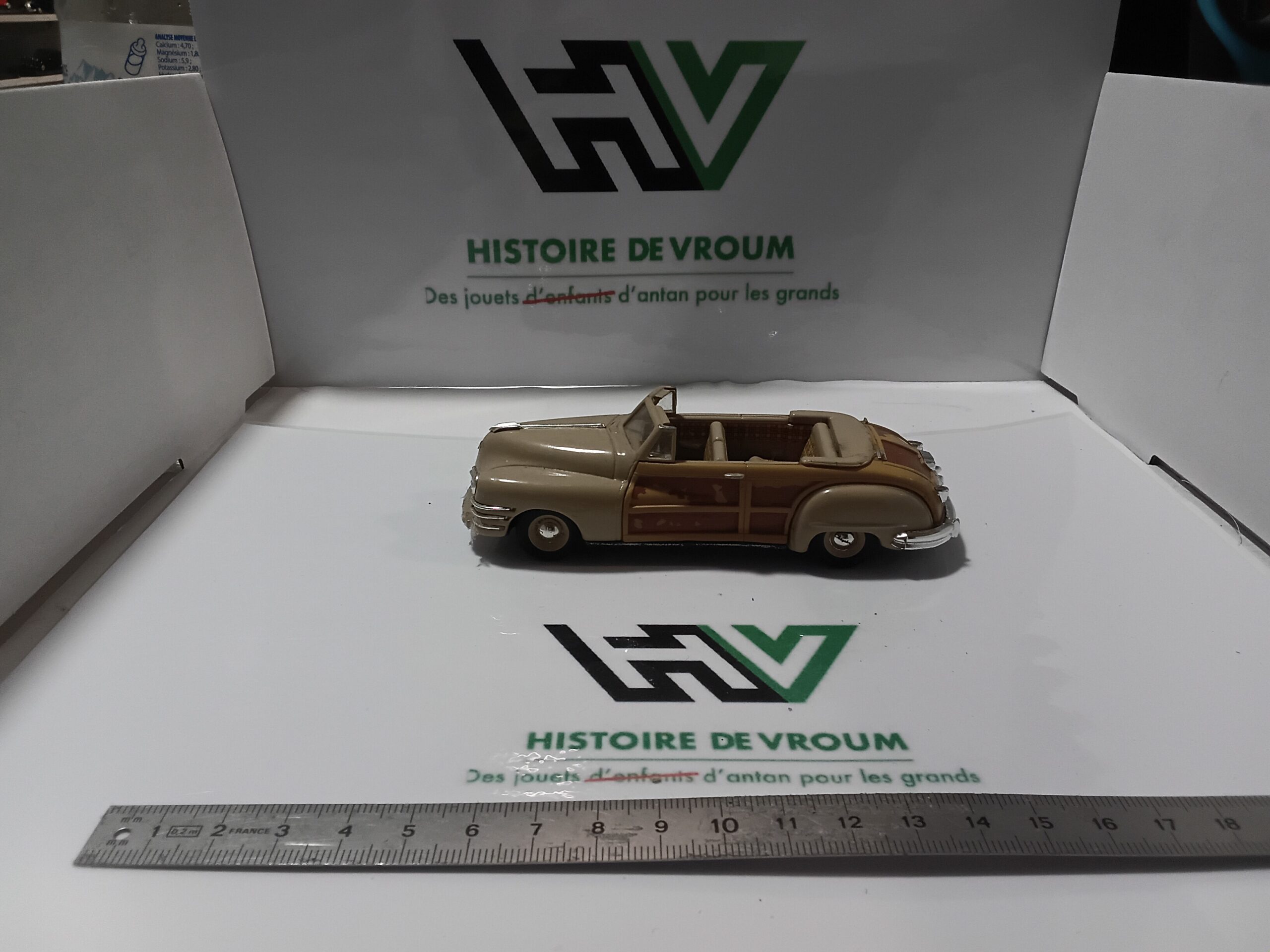 Matchbox Chrysler Town and Country 1/43 Dinky ( peinture qui s'effrite )