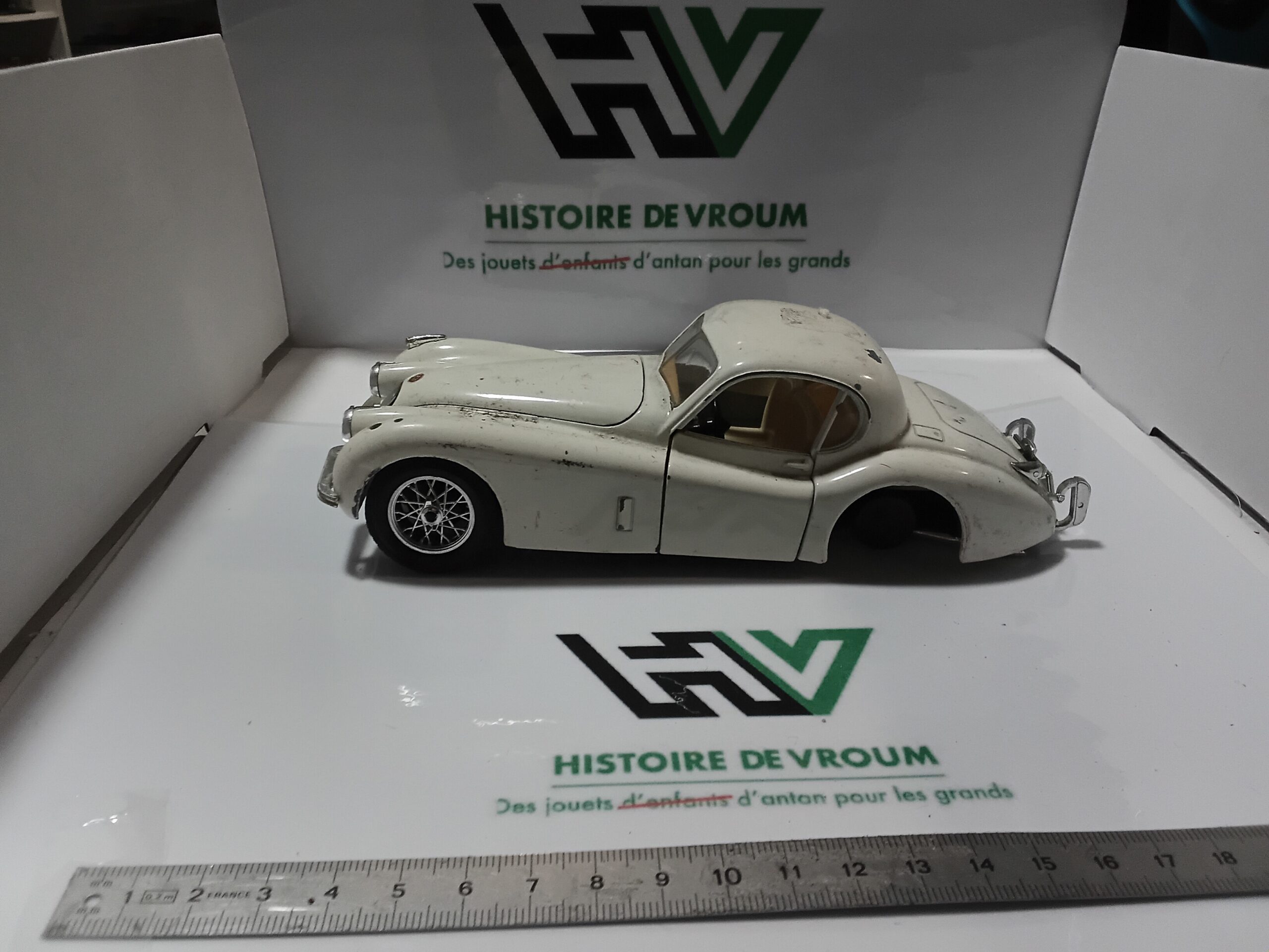 Jaguar XK 120 1948 Burago 1/24 - A Restaurer