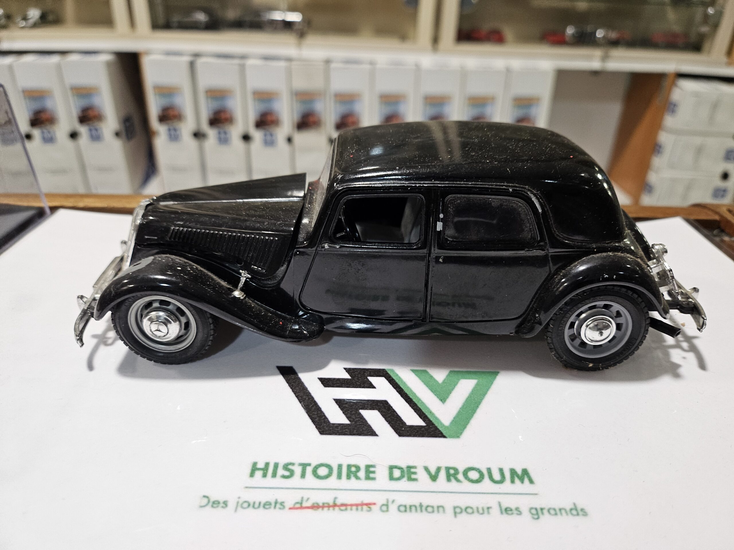 Citroën Traction Avant 15 CV - Bburago 1/24 - Made in Italy (2) A RESTAURER
