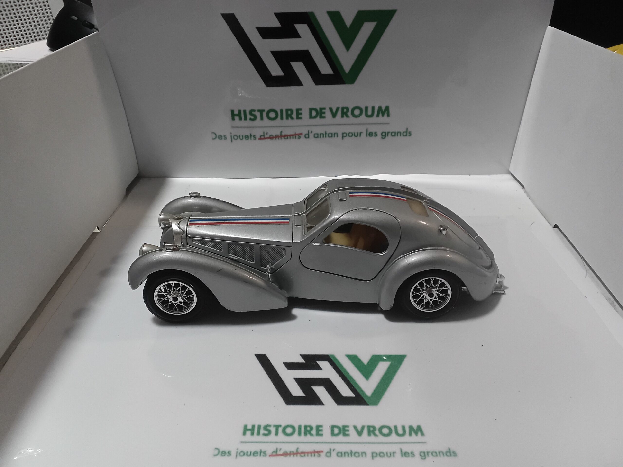 Bugatti Atlantic Bburago 1/24 - Made in Italy - 1936 Grise - Manque 1 roue - a restaurer