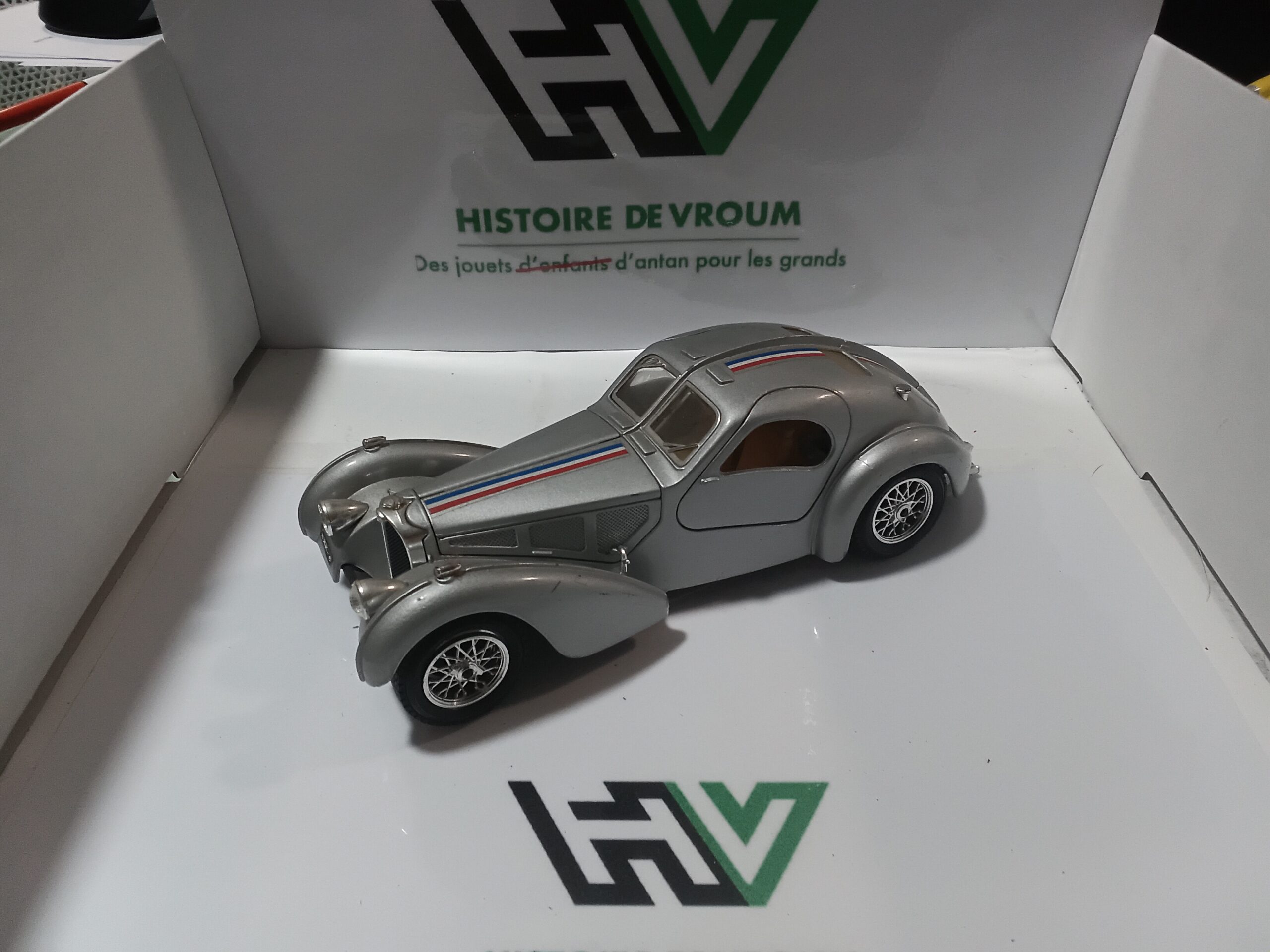 Bugatti Atlantic Bburago 1/24 - Made in Italy - 1936 Grise - Manque 1 roue - a restaurer – Image 2