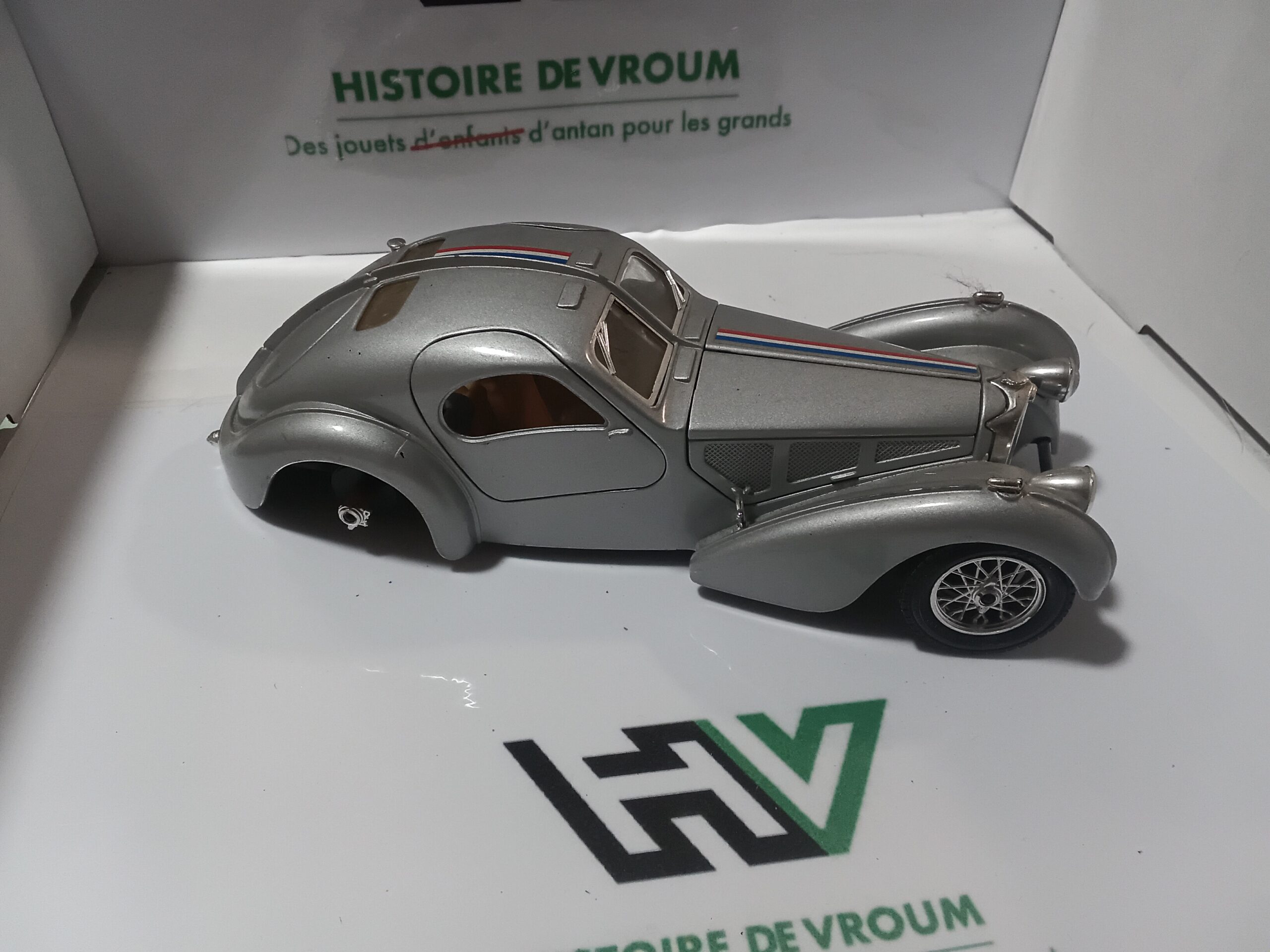 Bugatti Atlantic Bburago 1/24 - Made in Italy - 1936 Grise - Manque 1 roue - a restaurer – Image 3
