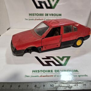 Alfa Romeo 33 - Burago 1/24 - Made in Italy - POUR PIÈCES / RESTAURATION