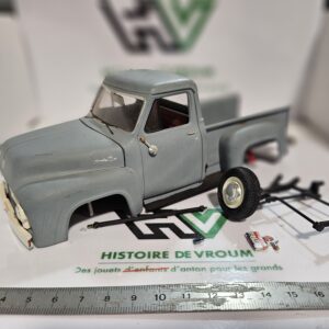 Maquette 1/24 Ford F-100 Pick-up 1953 - Épave pour pièces / Restauration