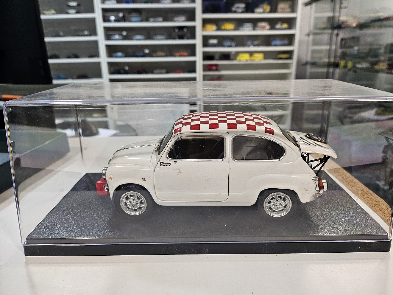 Fiat 500 Solido 1/18 - Très bel état - Sous vitrine Plexiglas