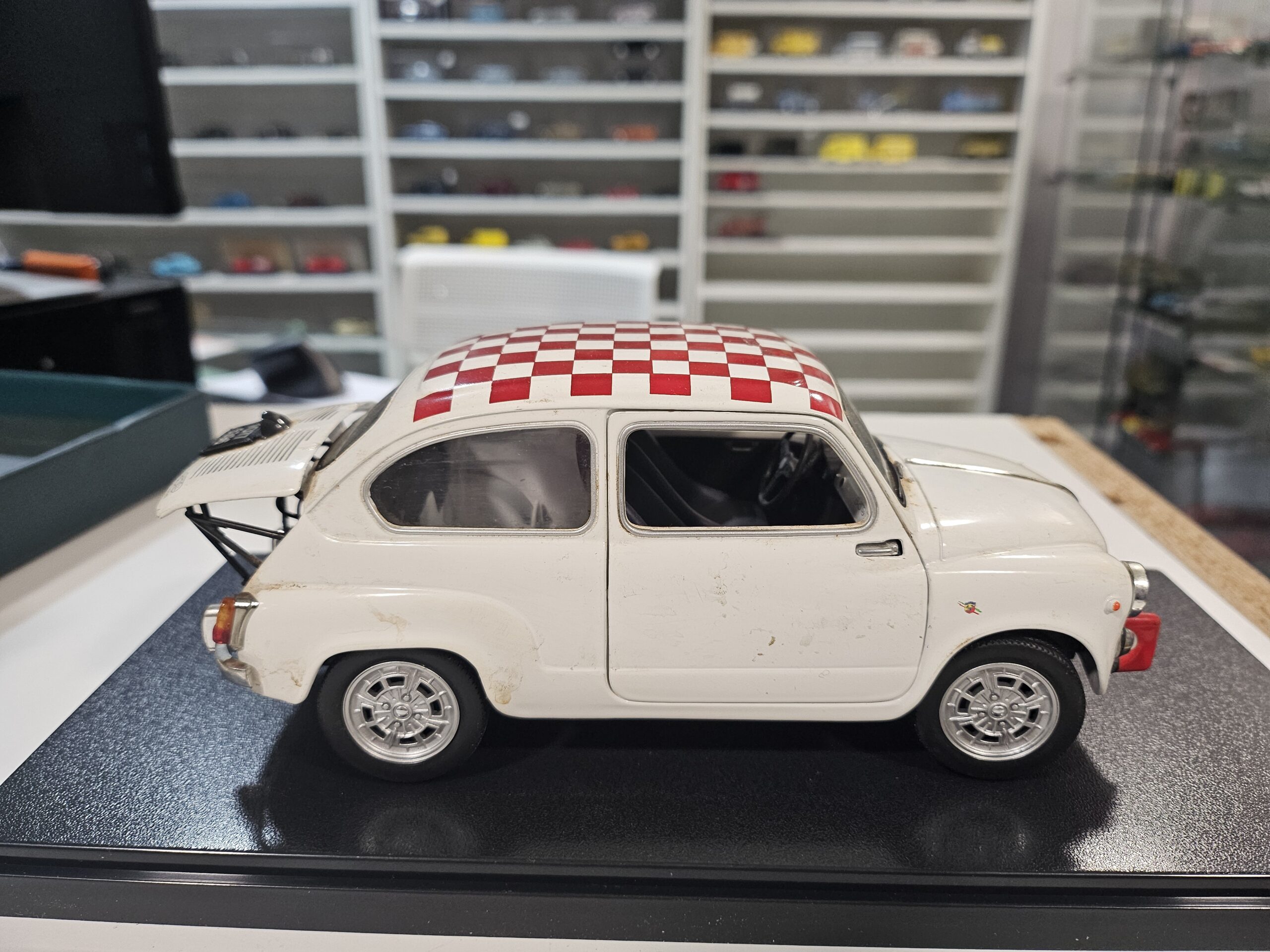 Fiat 500 Solido 1/18 - Très bel état - Sous vitrine Plexiglas – Image 3