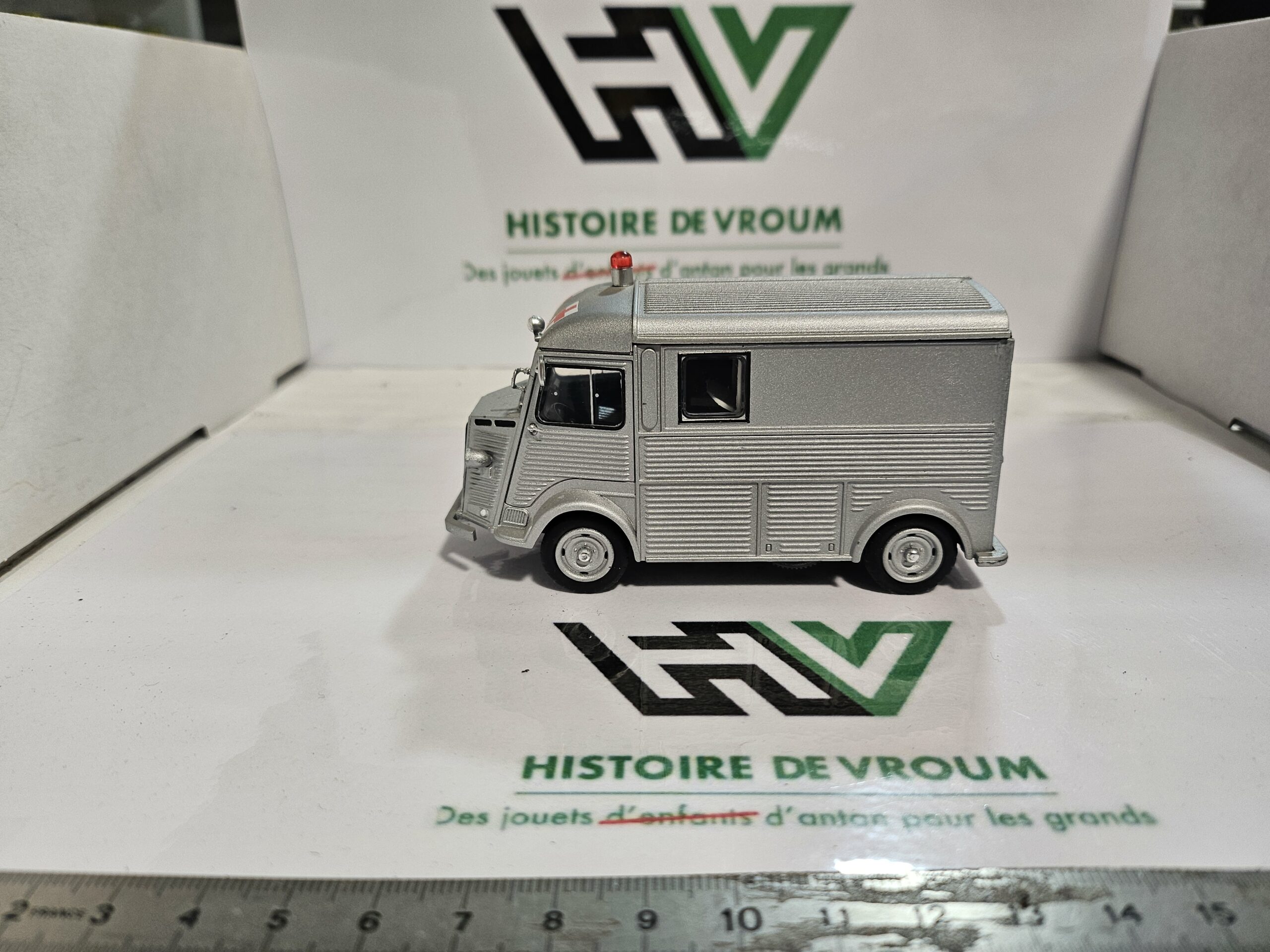 Citroën HY "Croix-Rouge" 1/43 – Argent – Pour restauration ou décor