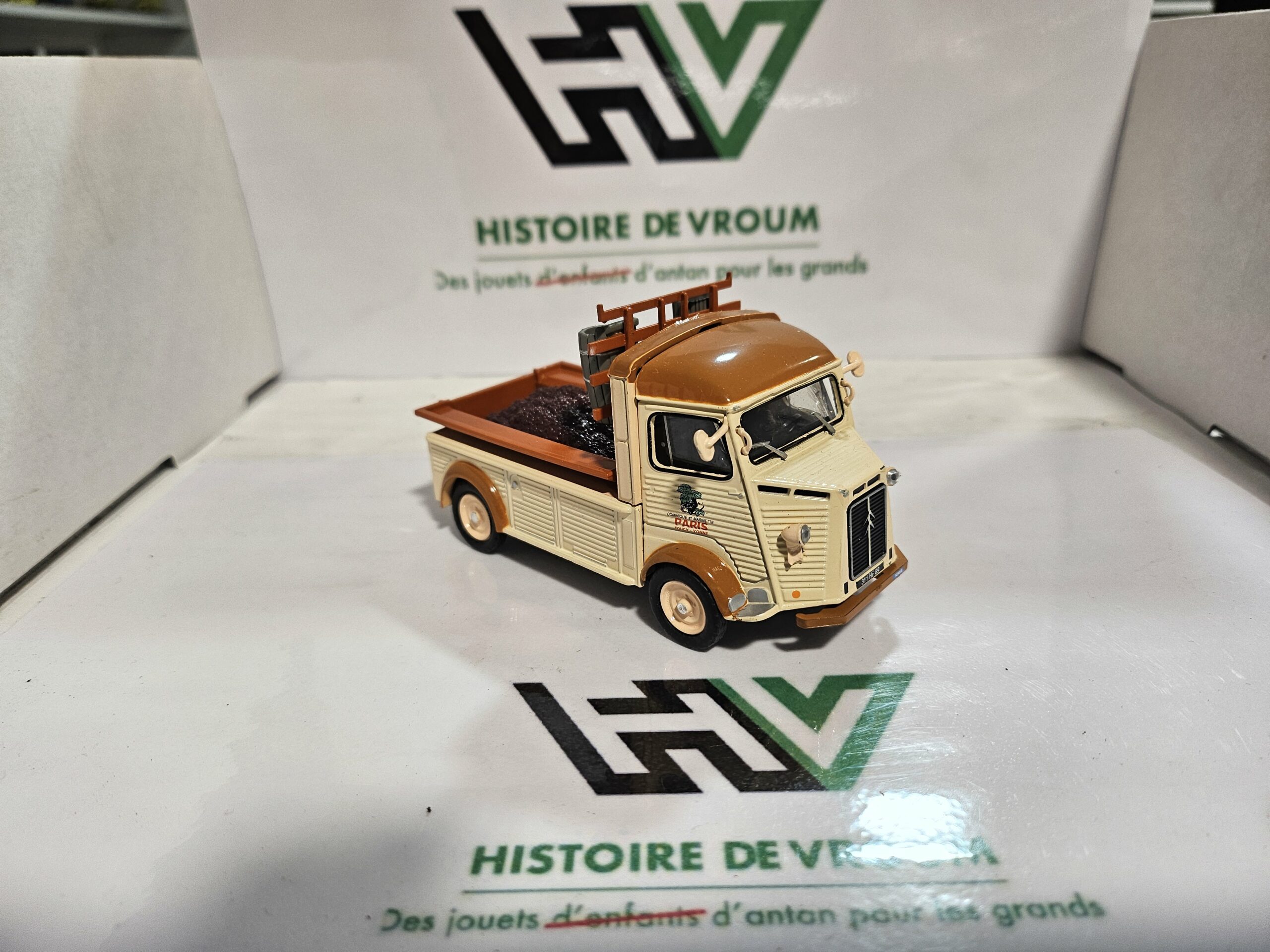 Miniature Citroën HY Plateau Vendanges "Dominique & Marinette" 1/43 - Eligor Département "Yonne (89)" – Image 5
