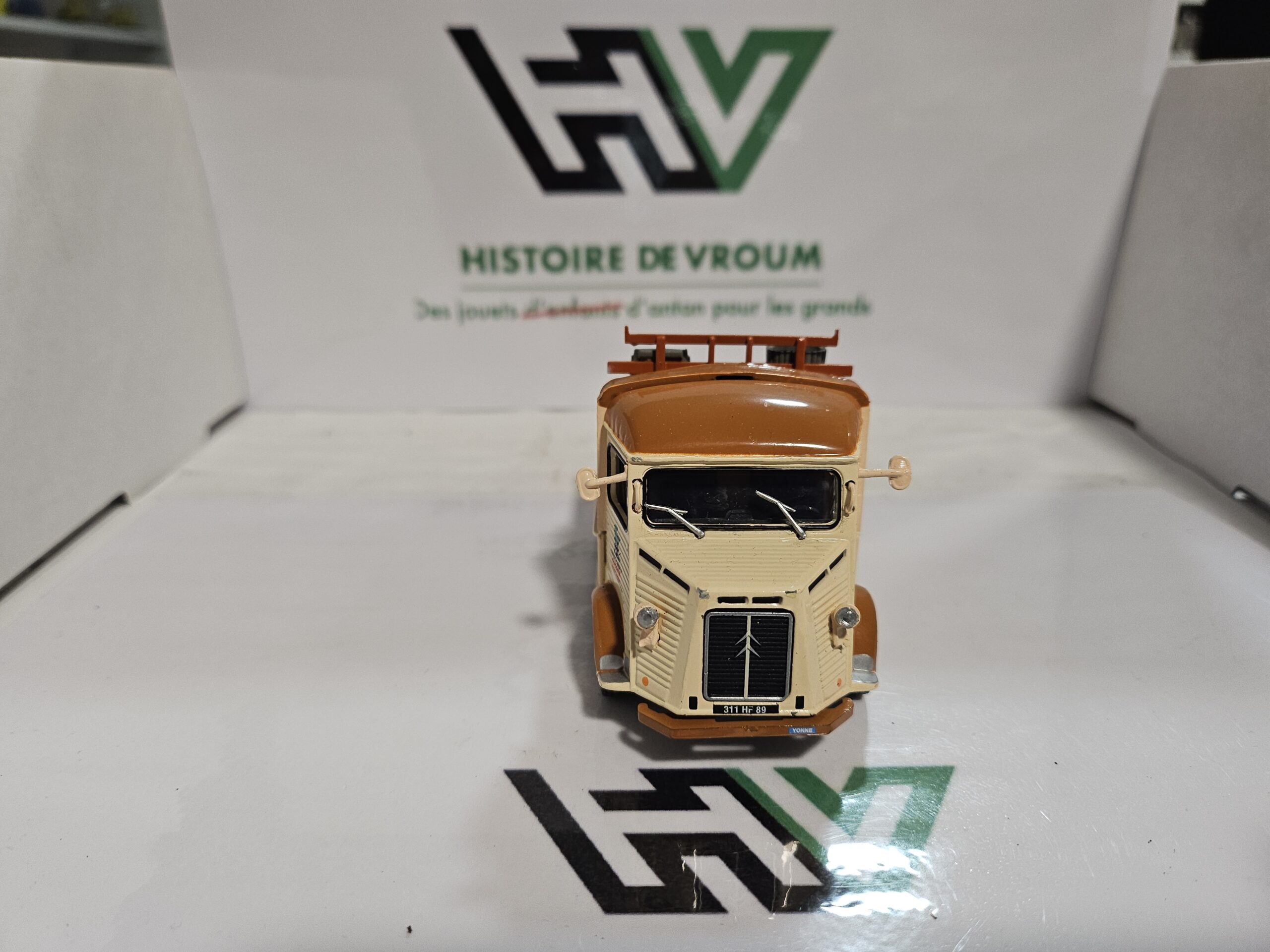 Miniature Citroën HY Plateau Vendanges "Dominique & Marinette" 1/43 - Eligor Département "Yonne (89)" – Image 6