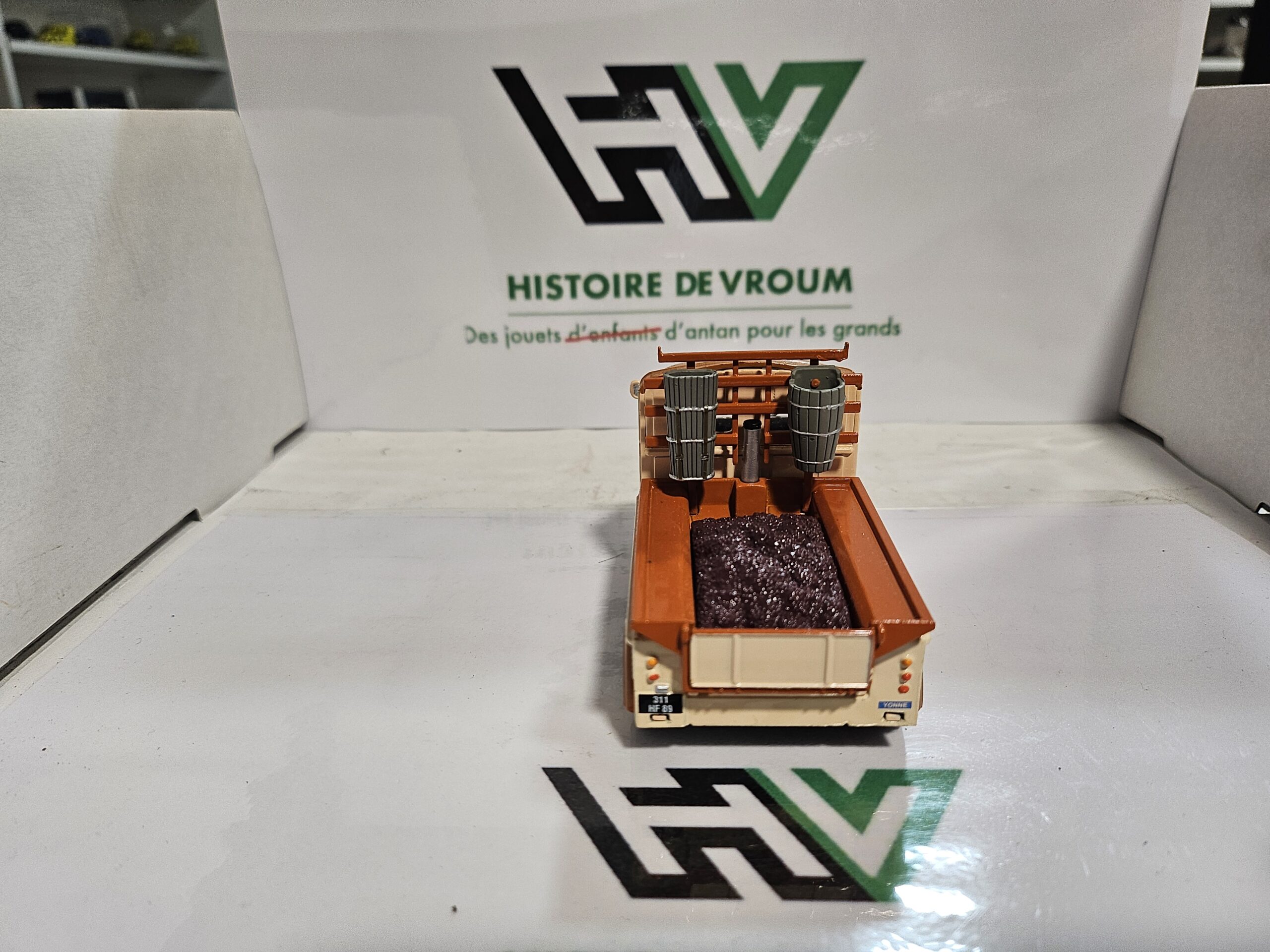 Miniature Citroën HY Plateau Vendanges "Dominique & Marinette" 1/43 - Eligor Département "Yonne (89)" – Image 7
