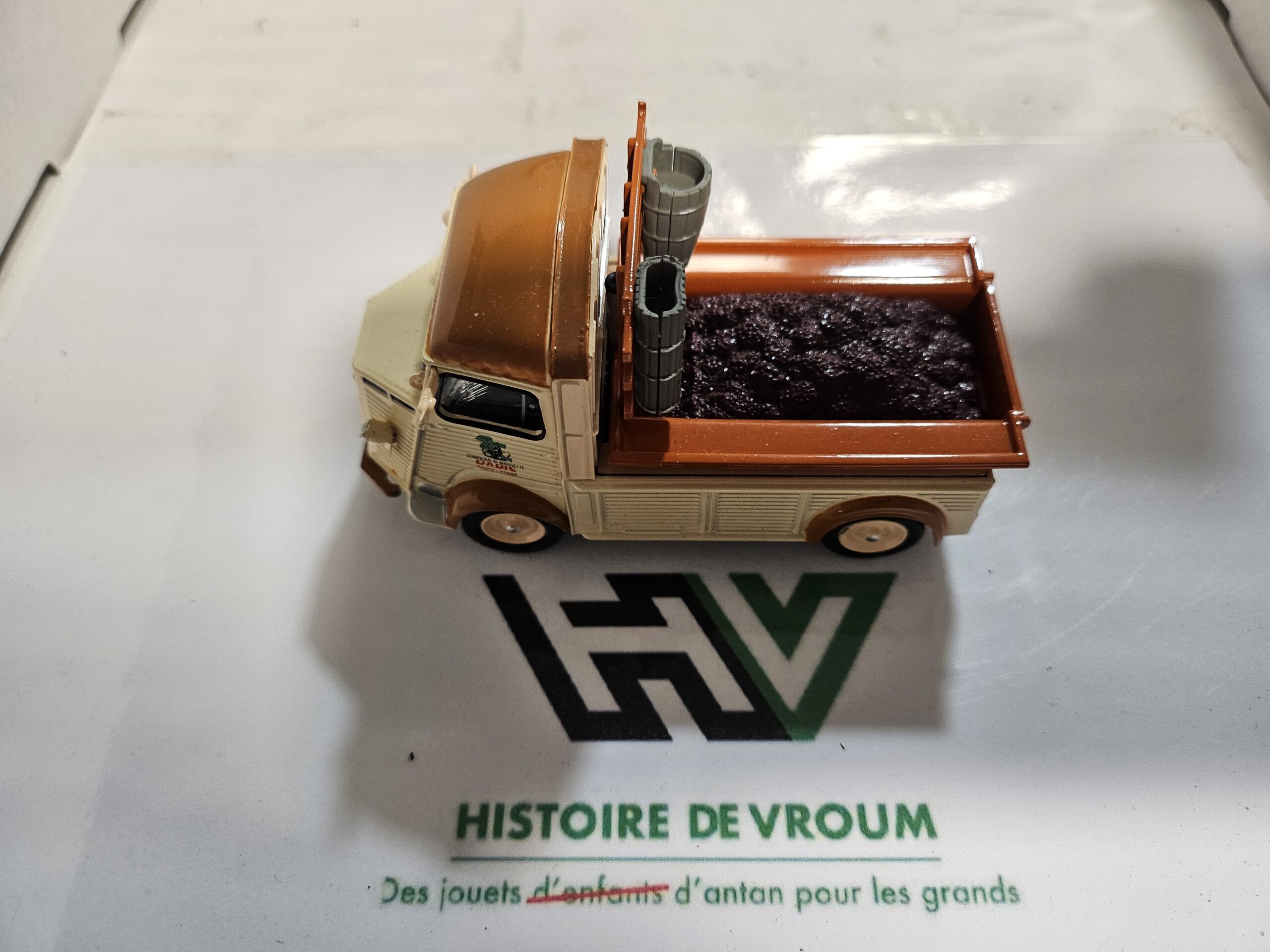Miniature Citroën HY Plateau Vendanges "Dominique & Marinette" 1/43 - Eligor Département "Yonne (89)" – Image 8