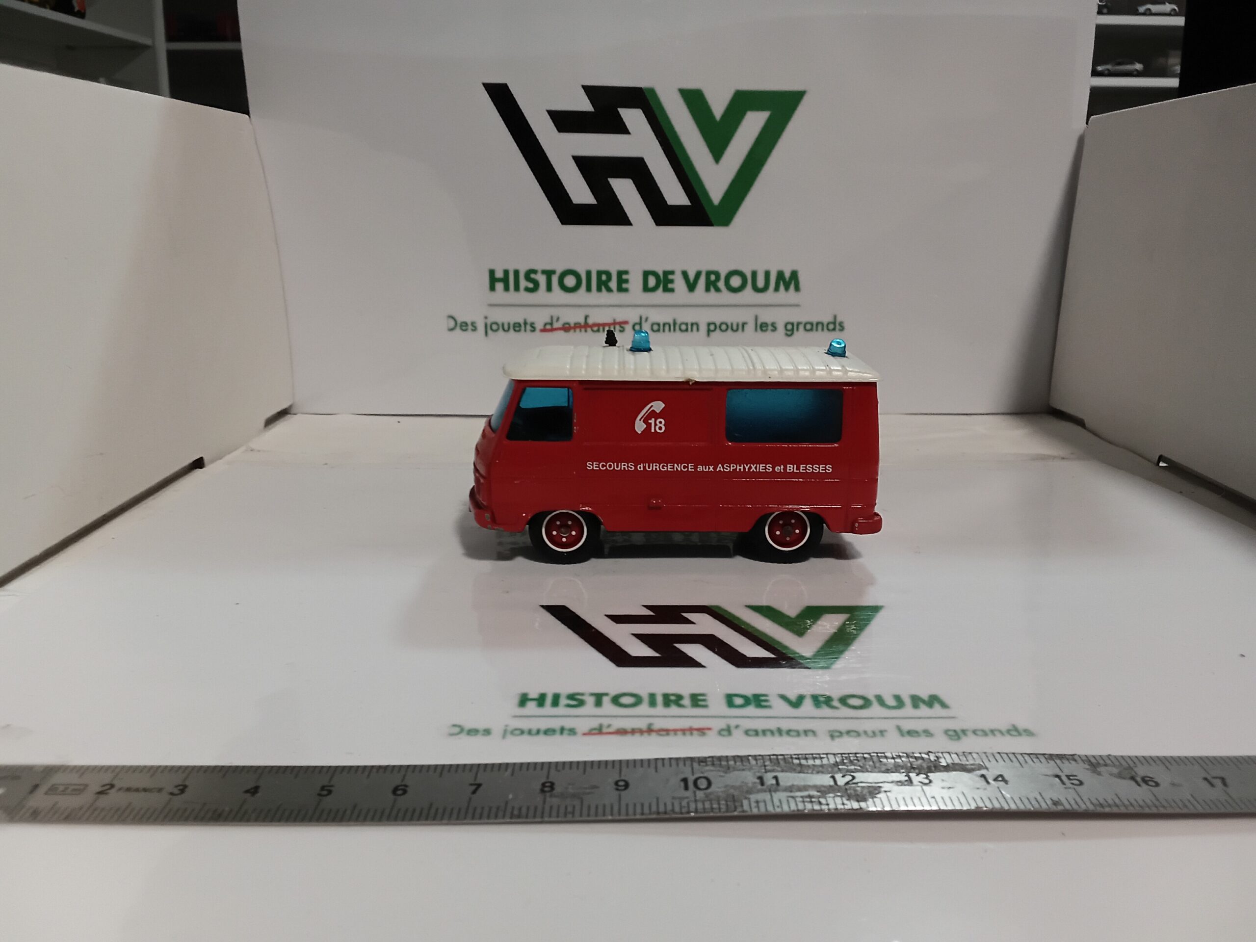 Peugeot J9 Pompiers Solido 1/43 đźš‘