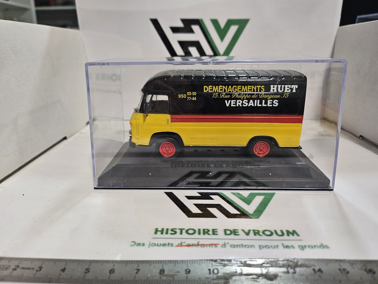 Miniature Renault Saviem SG2 1/43 - Déménagements HUET Versailles - IXO/Altaya avec vitrine