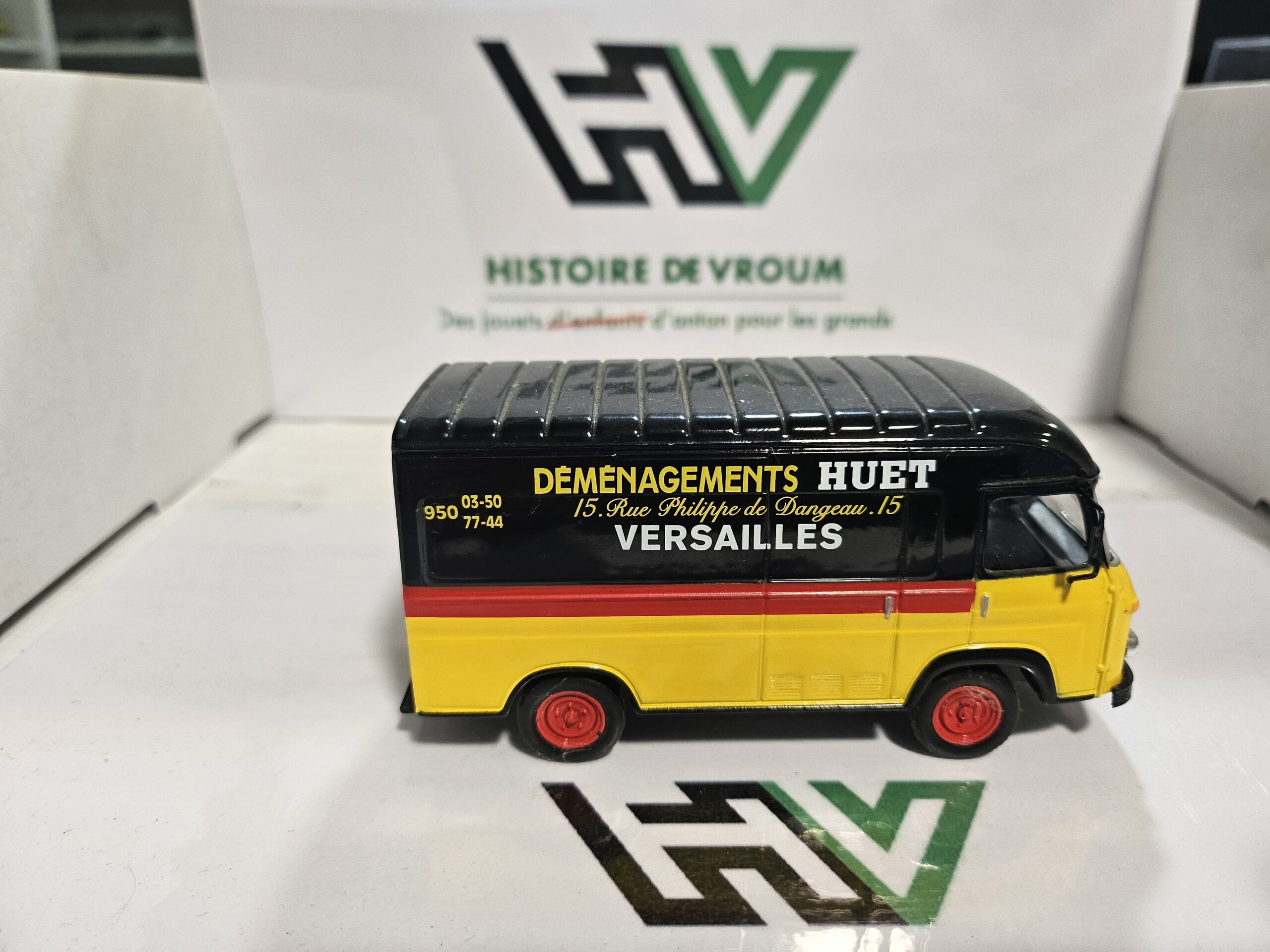 Miniature Renault Saviem SG2 1/43 - Déménagements HUET Versailles - IXO/Altaya avec vitrine – Image 5