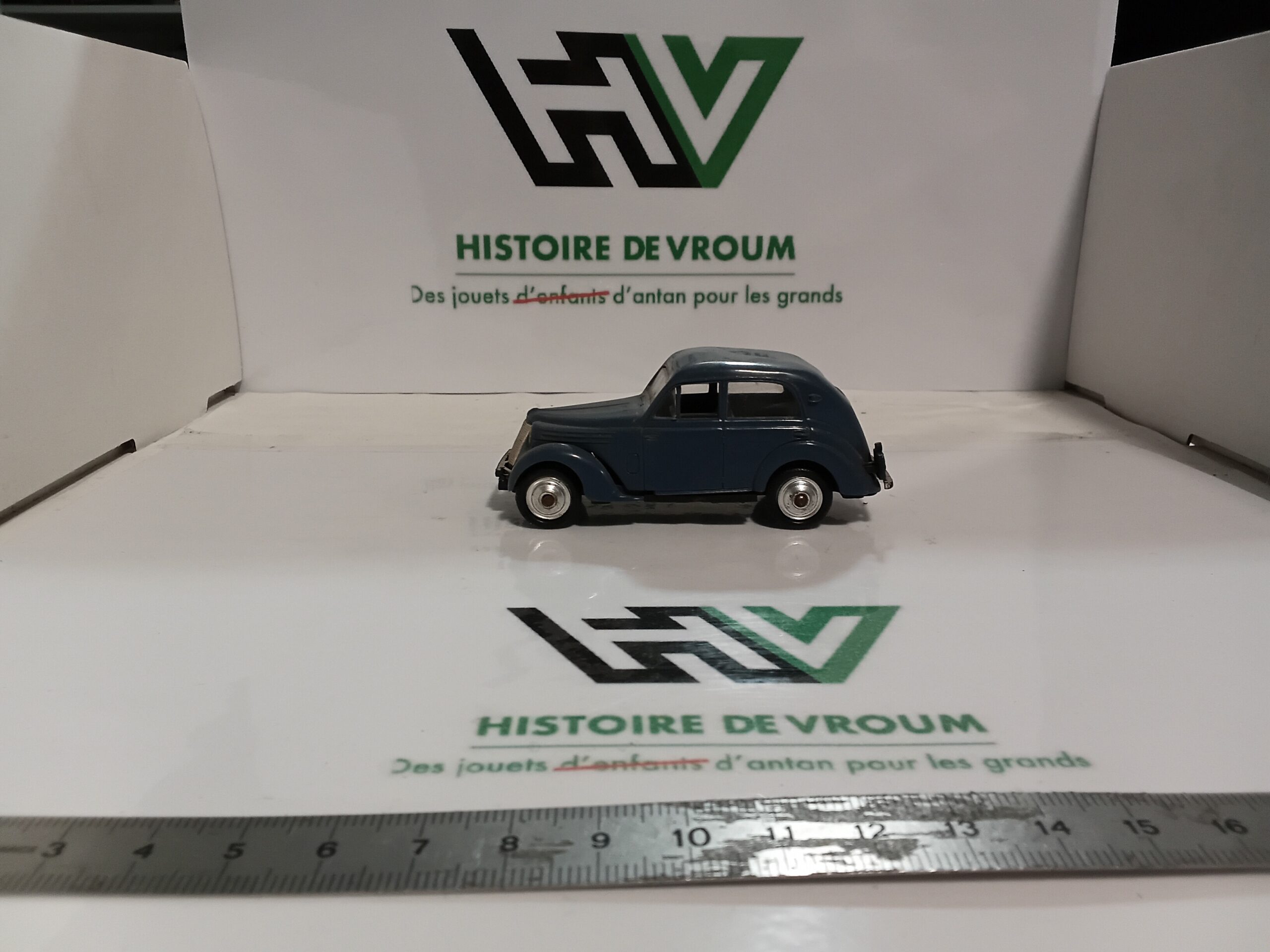 Renault Juvaquatre N°10 Norev 1/43