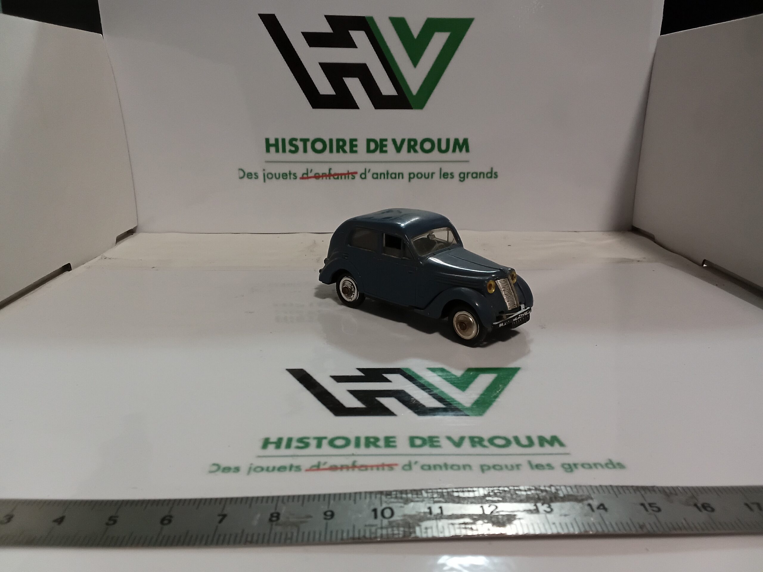 Renault Juvaquatre N°10 Norev 1/43 – Image 5