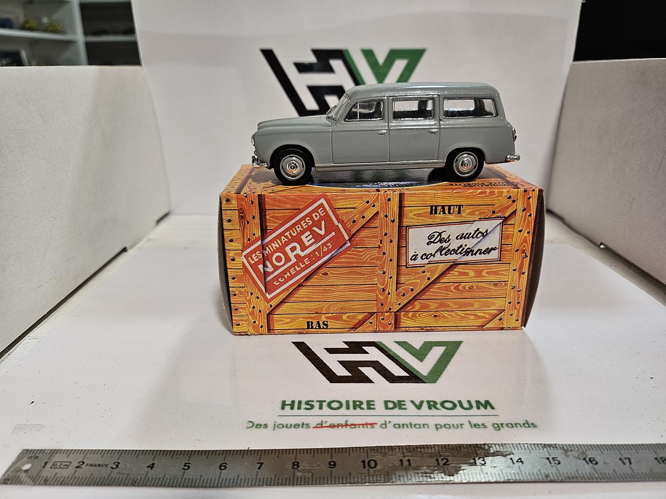 Miniature Norev 1/43 - Peugeot 403 Familiale (1956) avec Boîte