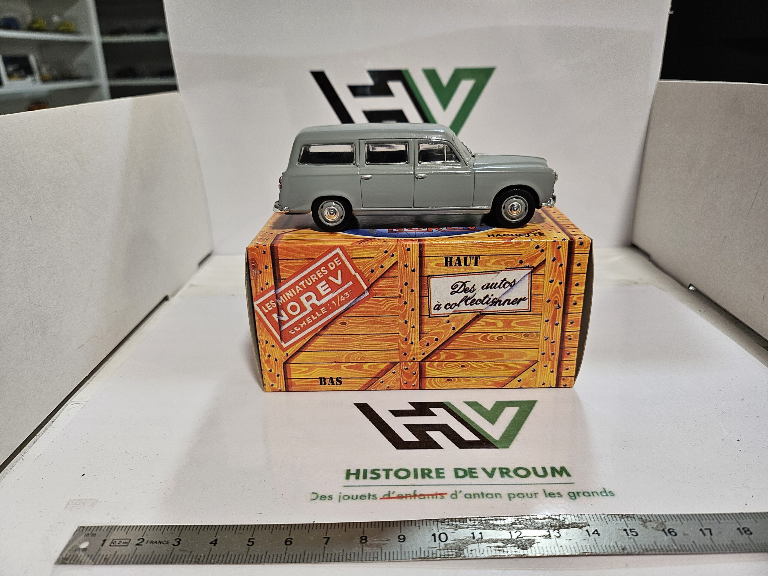 Miniature Norev 1/43 - Peugeot 403 Familiale (1956) avec Boîte – Image 6