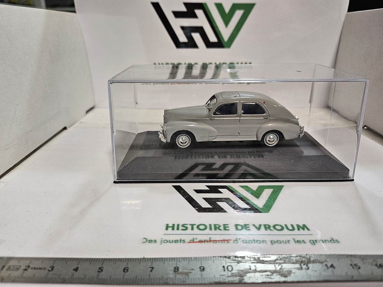Rare miniature Peugeot 203 Grise 1/43 - Norev - Histoire de Vroum