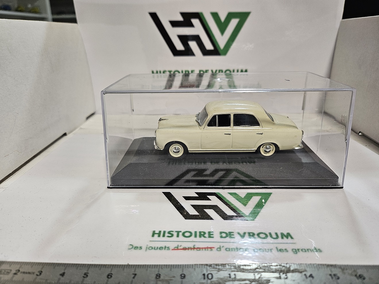 Miniature Peugeot 403 Berline Ivoire 1/43 - Altaya (Ixo) avec boîte vitrine