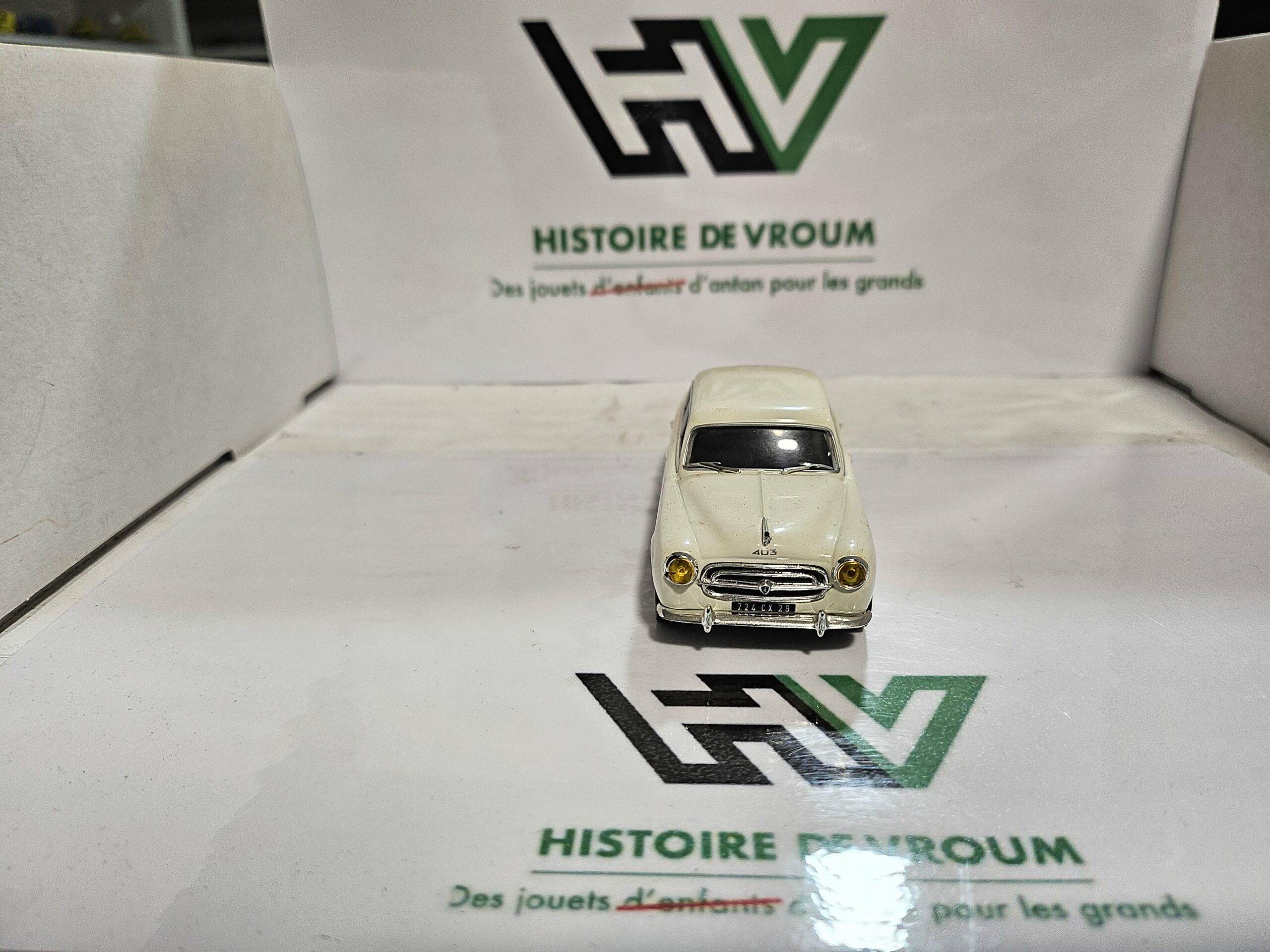 Miniature Peugeot 403 Berline Ivoire 1/43 - Altaya (Ixo) avec boîte vitrine – Image 5