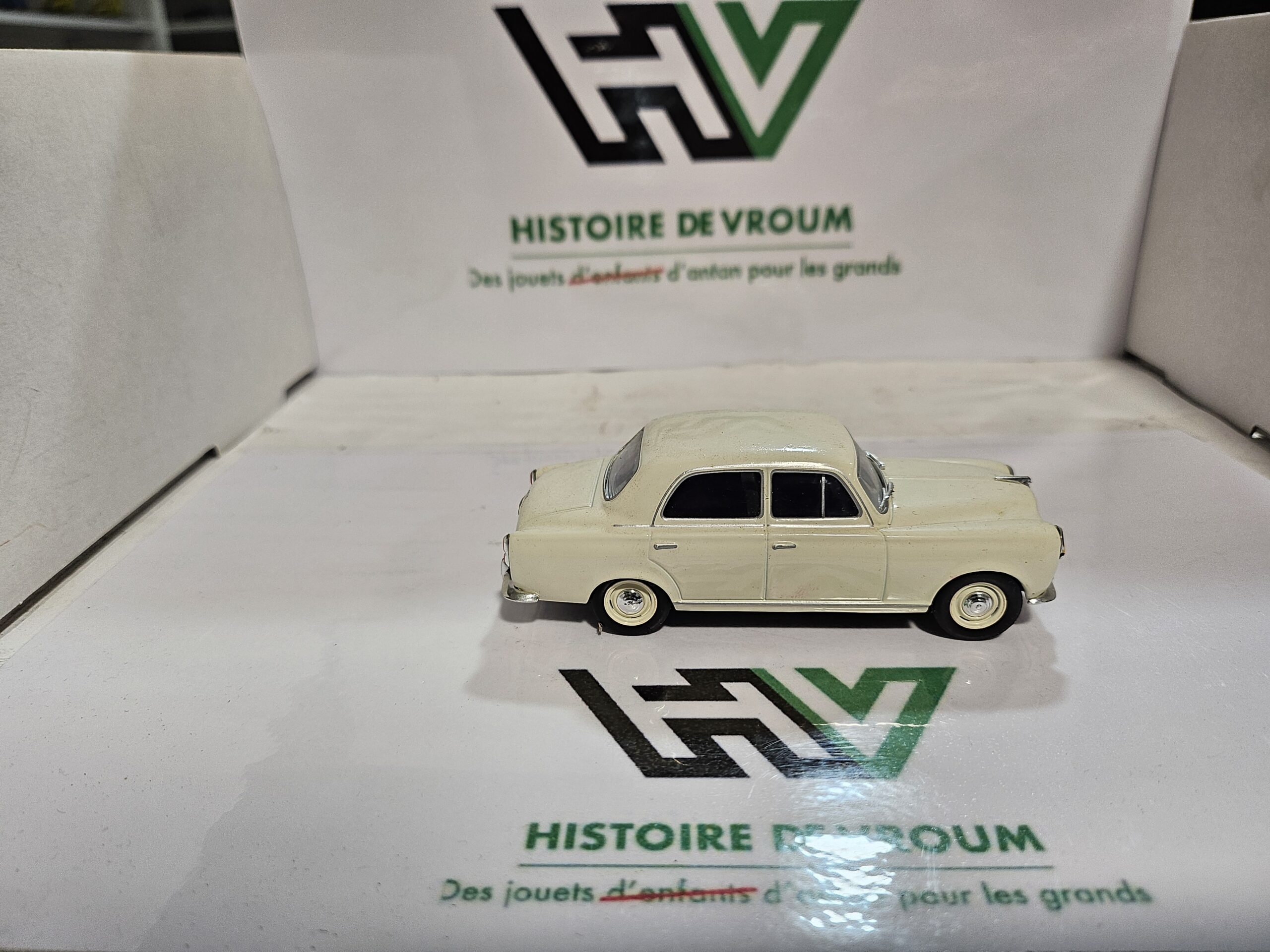 Miniature Peugeot 403 Berline Ivoire 1/43 - Altaya (Ixo) avec boîte vitrine – Image 6