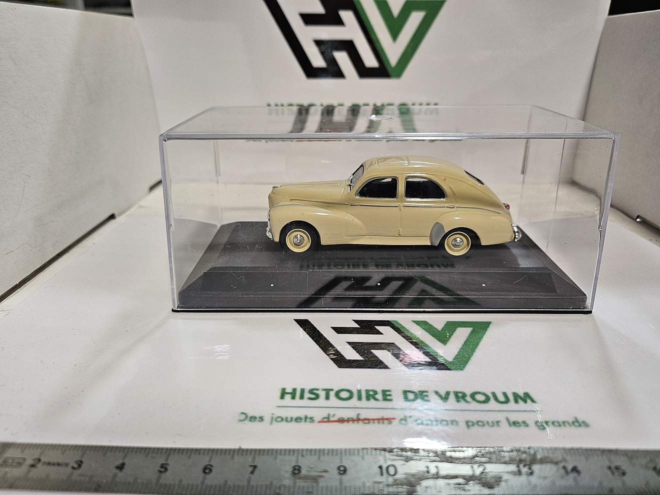 Miniature Peugeot 203 Berline Beige 1/43 - Collection Presse avec boîte vitrine
