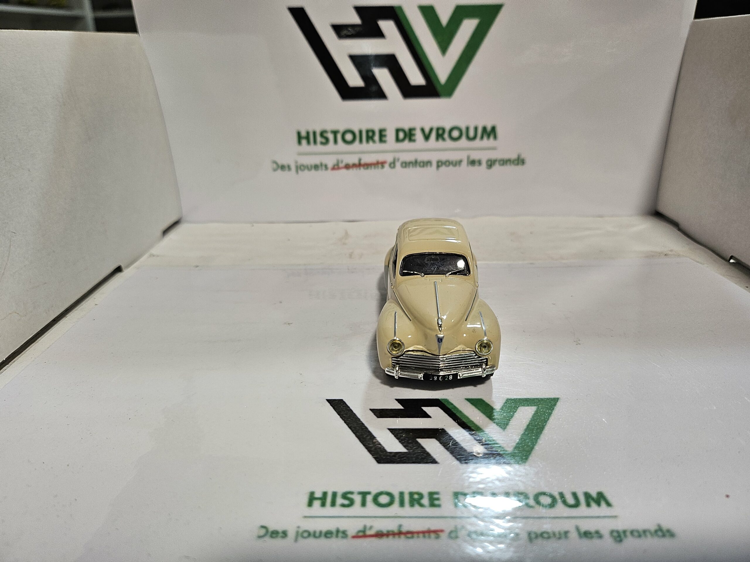 Miniature Peugeot 203 Berline Beige 1/43 - Collection Presse avec boîte vitrine – Image 5