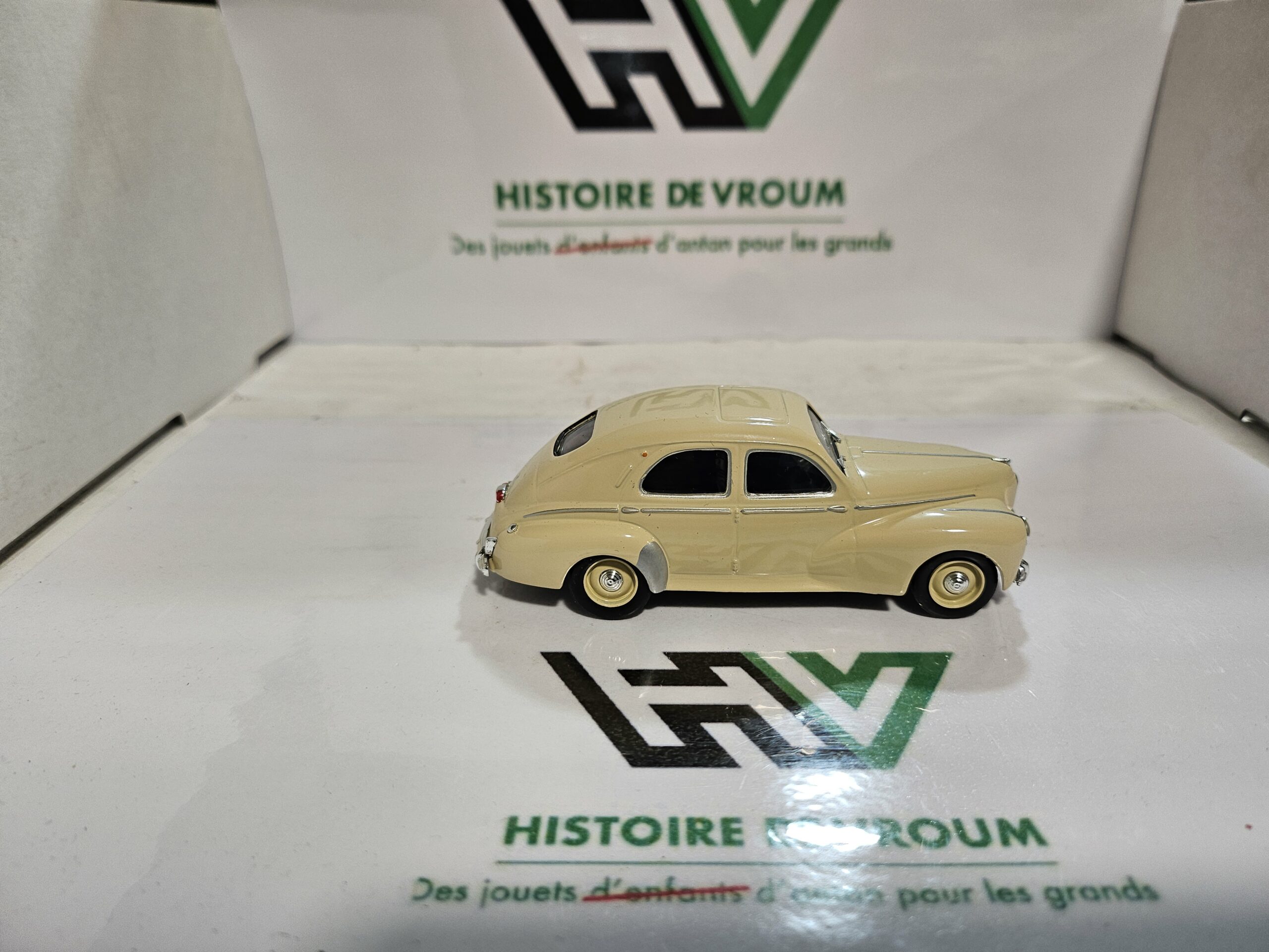 Miniature Peugeot 203 Berline Beige 1/43 - Collection Presse avec boîte vitrine – Image 6
