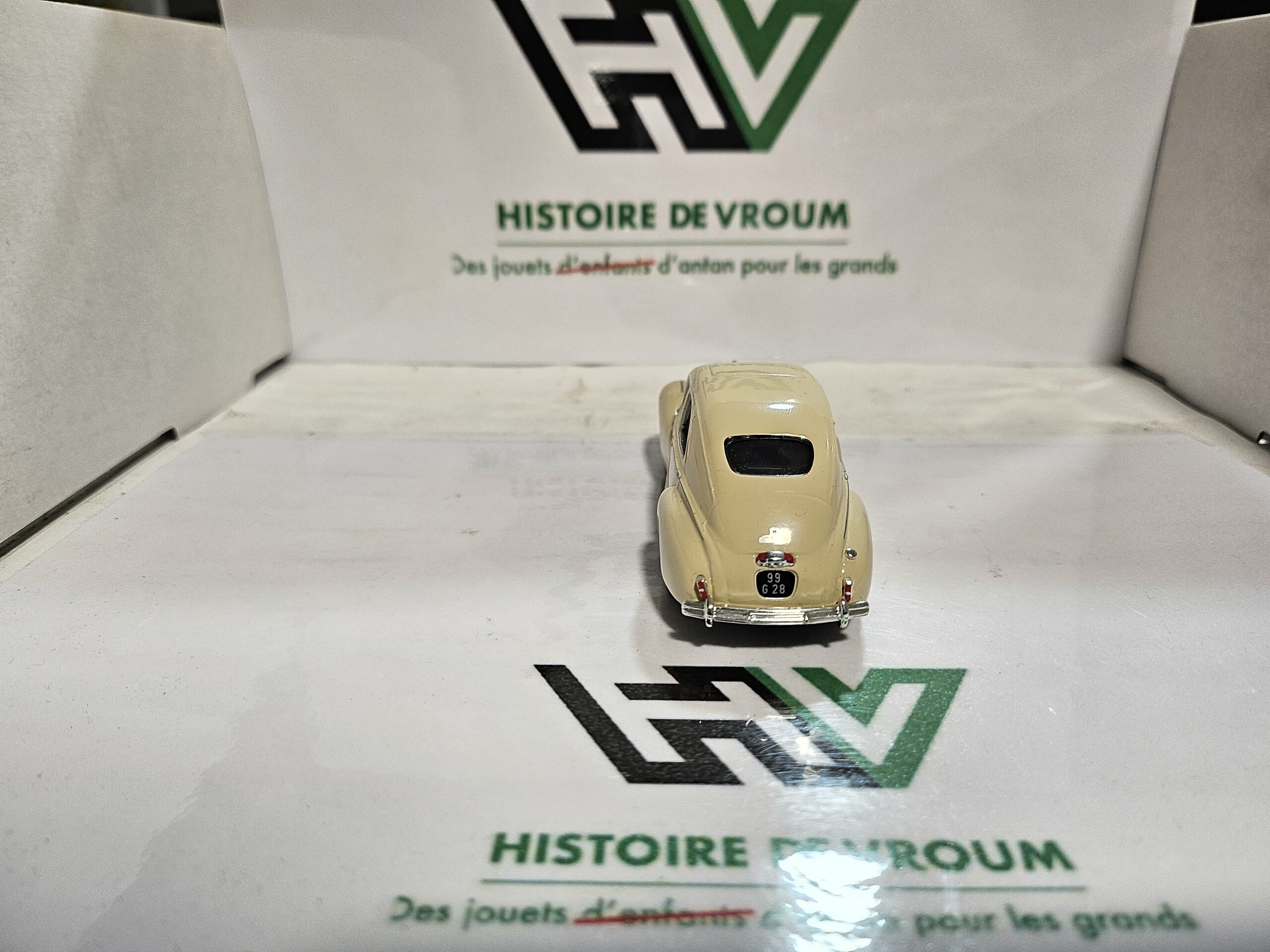 Miniature Peugeot 203 Berline Beige 1/43 - Collection Presse avec boîte vitrine – Image 7