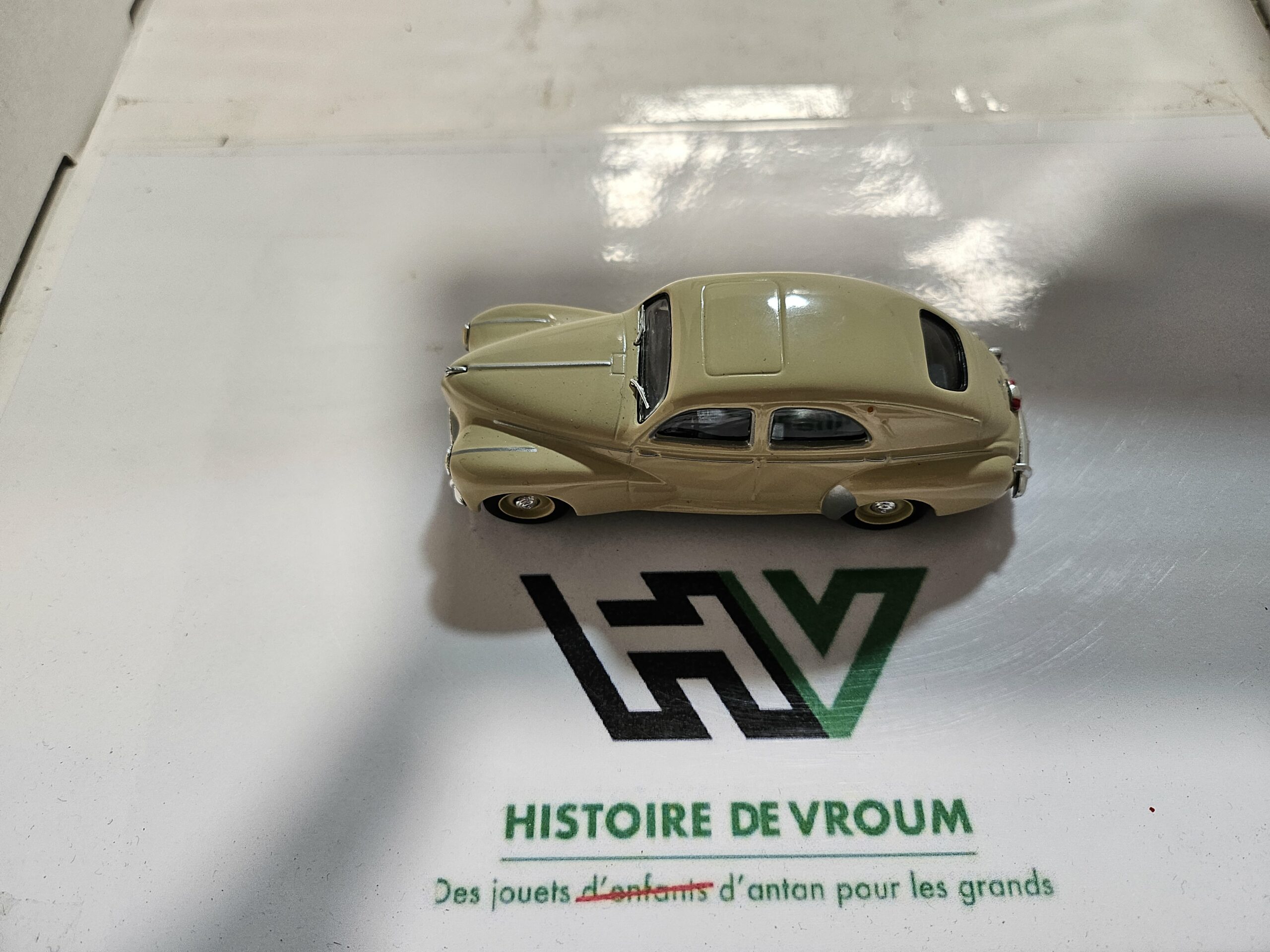 Miniature Peugeot 203 Berline Beige 1/43 - Collection Presse avec boîte vitrine – Image 8
