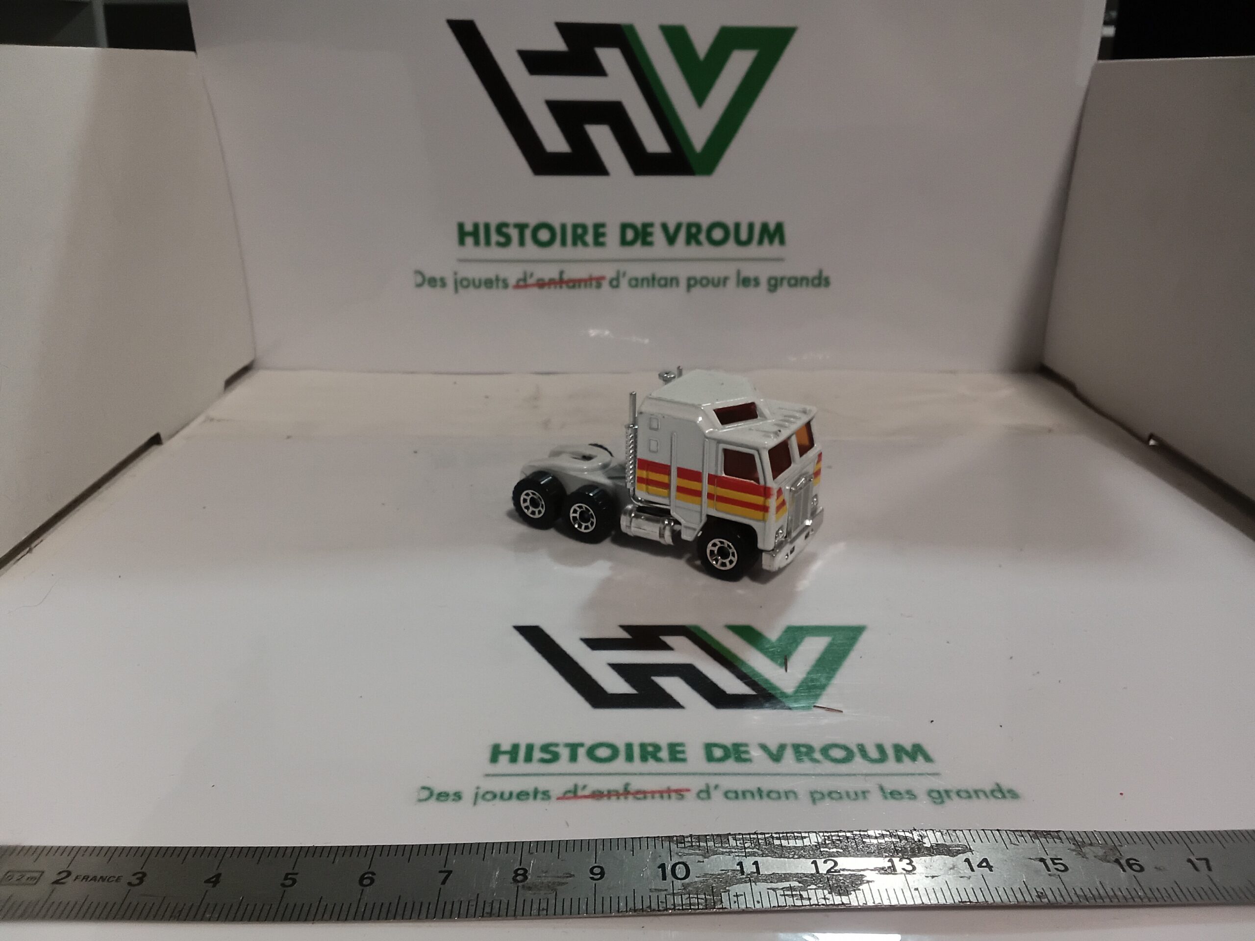 Camion Kenworth Matchbox Lesney 1981 Blanc à Bandes – Image 5