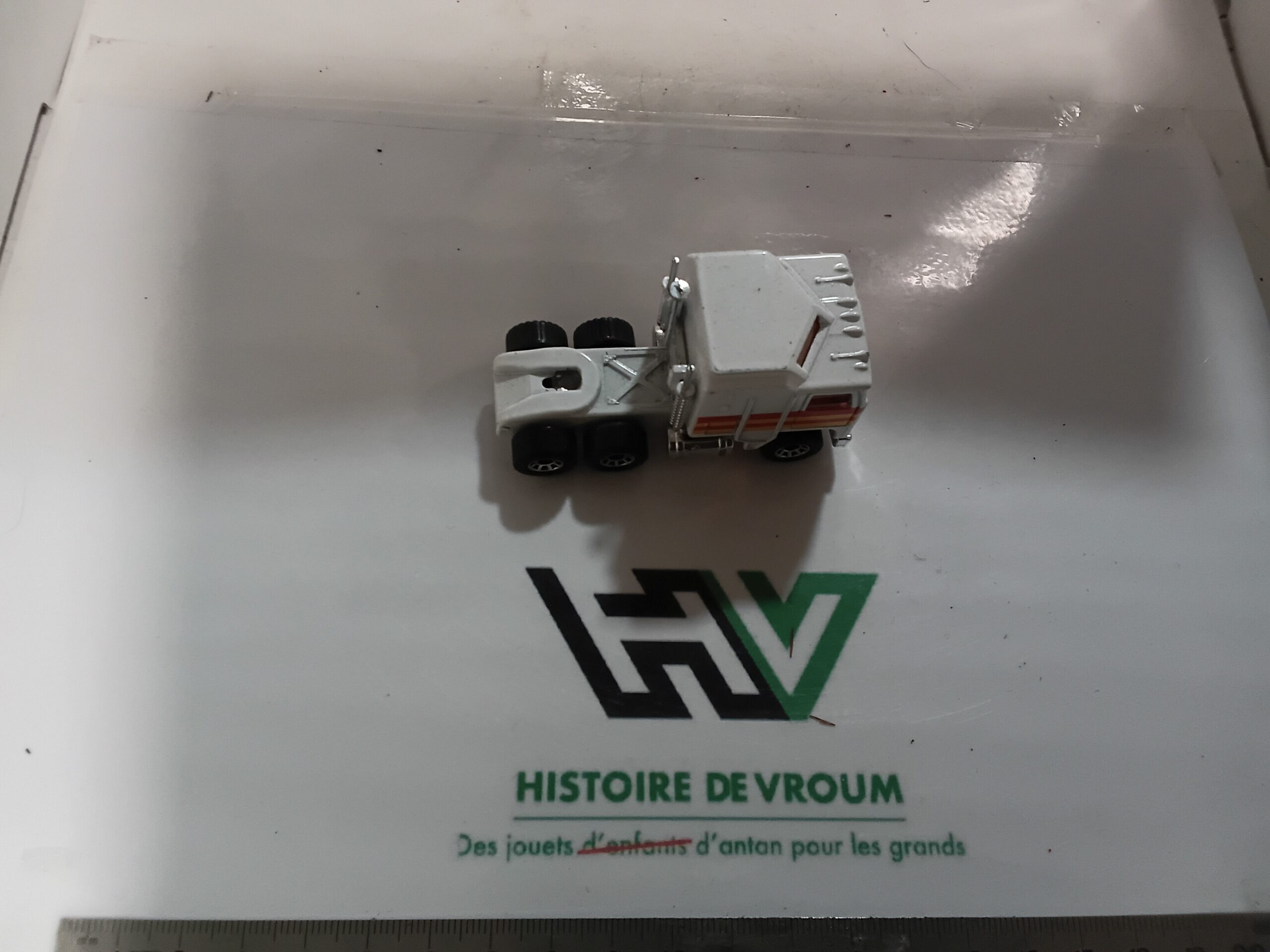 Camion Kenworth Matchbox Lesney 1981 Blanc à Bandes – Image 6